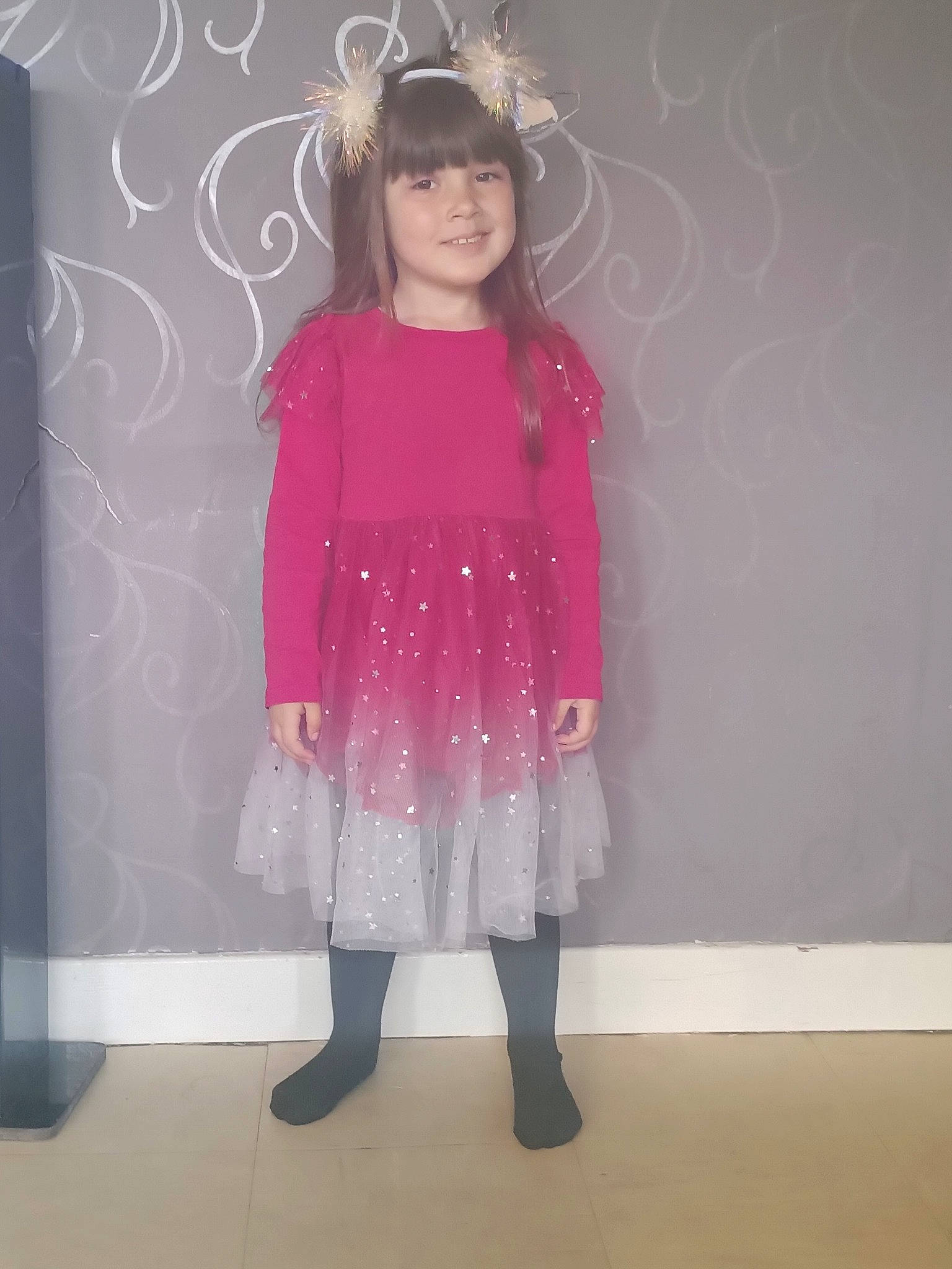 Lynaia participe au concours pour gagner de l'argent avec cette photo : day_dress, dress, electric_blue, embellishment, fashion_accessory, fashion_design, formal_wear, human_leg, joy, knee, magenta, neck, one_piece_garment, pattern, person, pink, purple, shoulder, sleeve, thigh