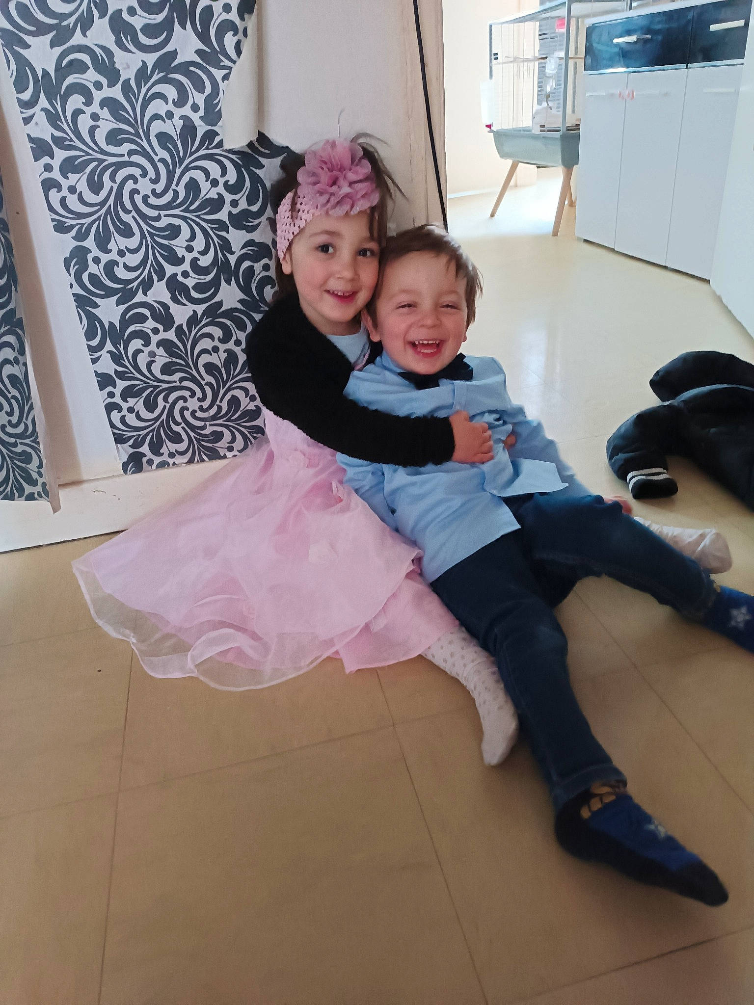 Lynaia participe au concours pour gagner de l'argent avec cette photo : chair, child, comfort, curtain, event, fashion_design, flooring, fun, happy, headwear, human_leg, joy, knee, lap, leg, magenta, person, shoulder, sitting, smile