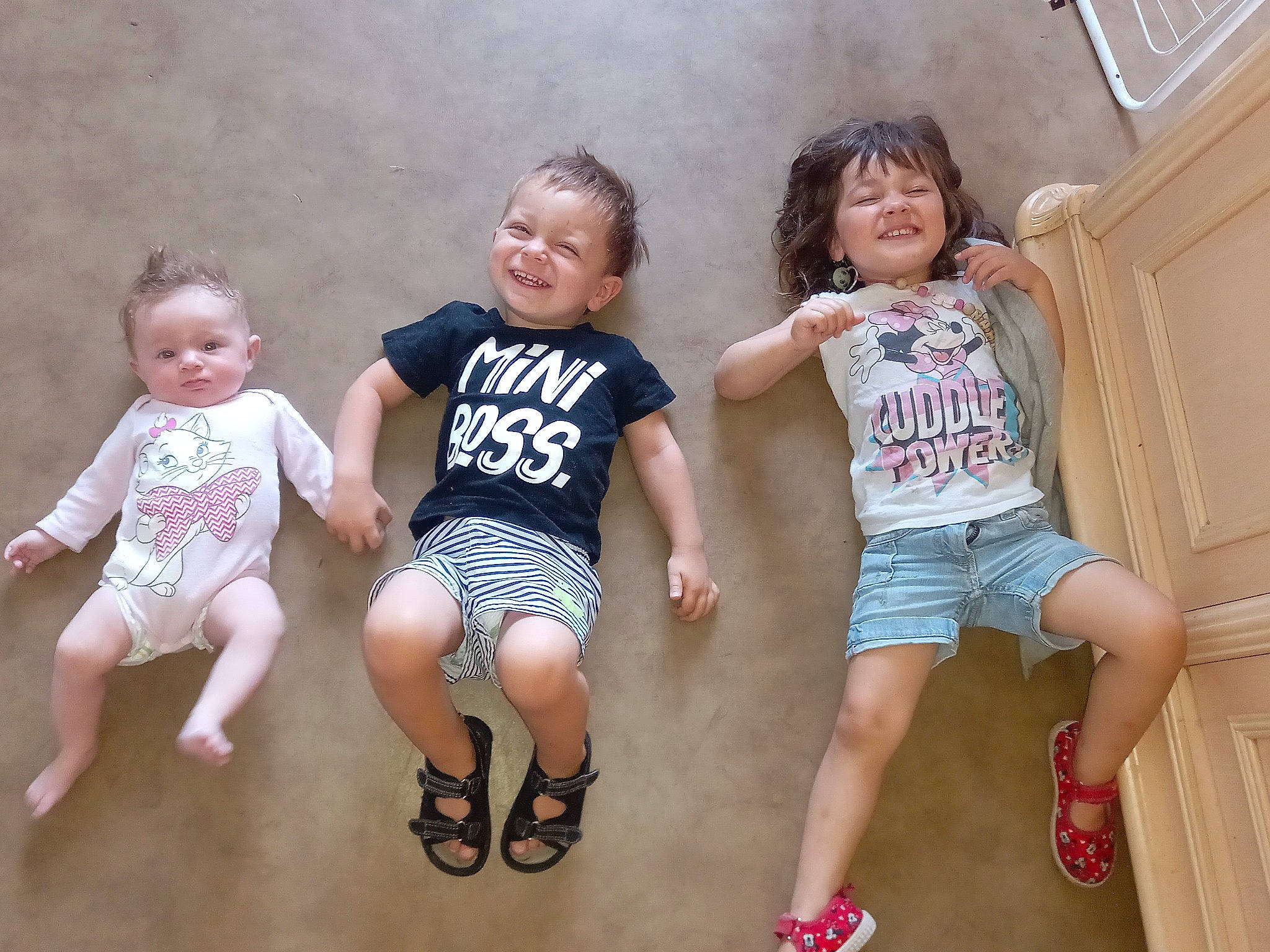 Lynaïa participe au concours pour gagner de l'argent avec cette photo : baby_toddler_clothing, eye, finger, fun, gesture, happy, human_body, human_leg, iris, joint, joy, leg, person, pink, sharing, shoulder, skin, sleeve, smile, t_shirt