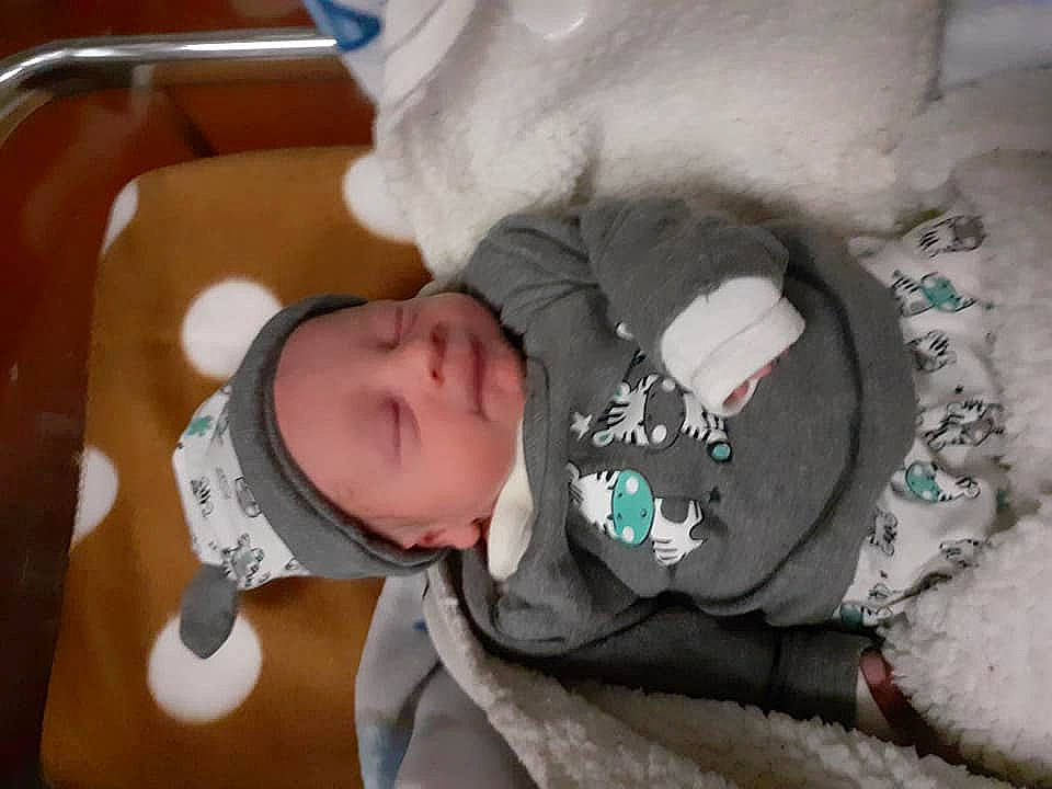 Neylïo participe au concours pour gagner de l'argent avec cette photo : baby, baby_products, child, comfort, headwear, nap, person, product, sleep, toddler