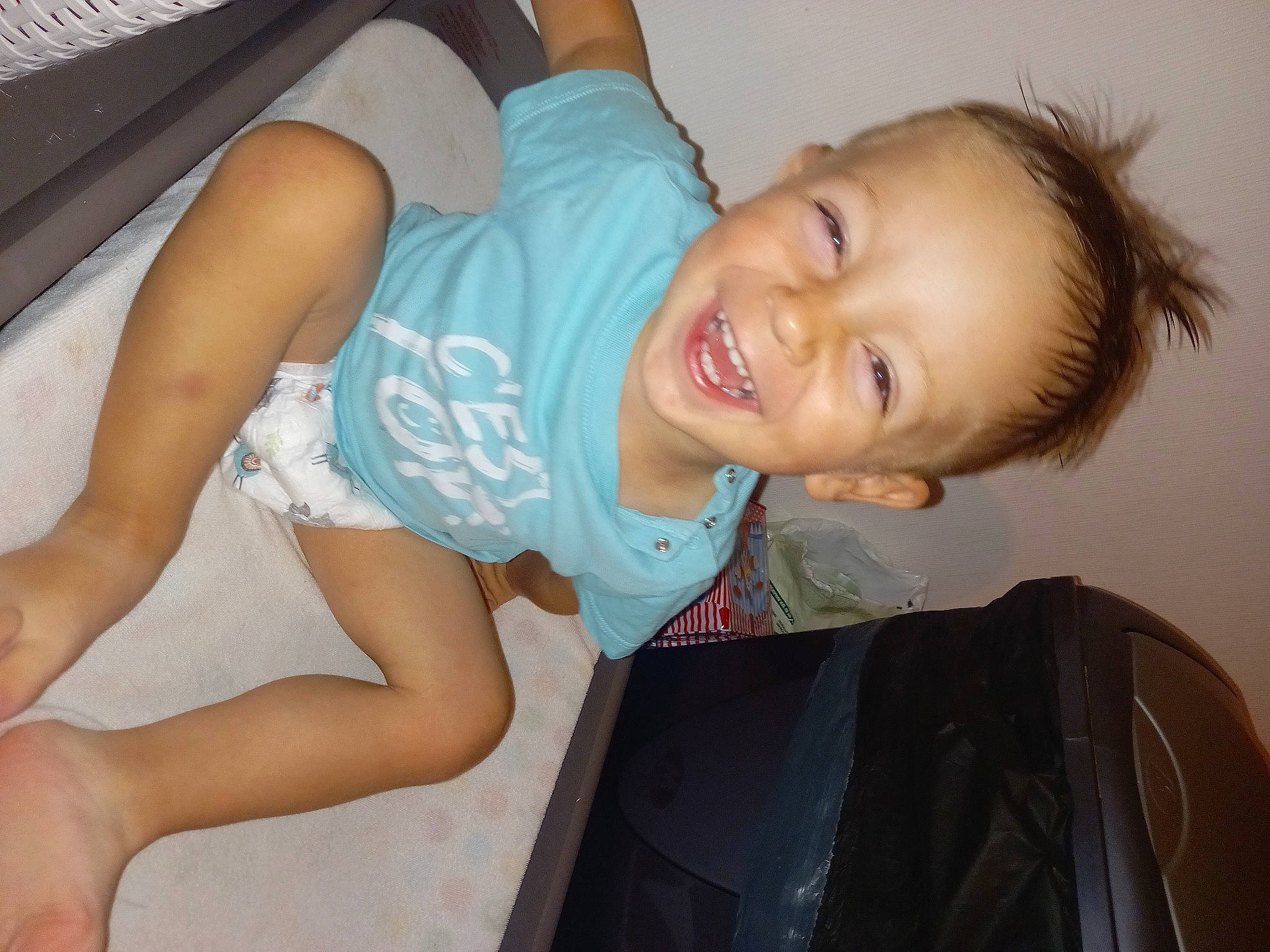 Neylïo a rejoint le concours — aidez-le/la à gagner de superbes lots ! baby_toddler_clothing, black_hair, child, comfort, elbow, eye, fun, happy, head, human_body, human_leg, joy, mouth, nose, person, shorts, sitting, skin, smile, t_shirt