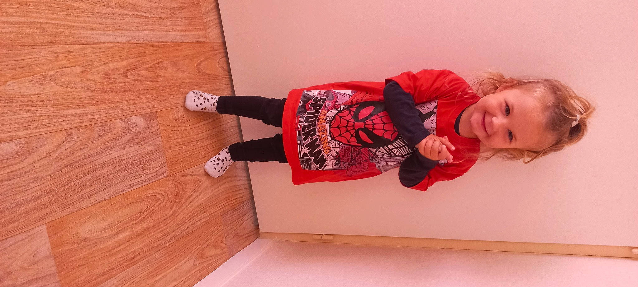 Emmy a rejoint le concours — aidez-le/la à gagner de superbes lots ! calf, carmine, comfort, elbow, flooring, foot, hardwood, human_leg, joy, knee, pattern, person, sleeve, smile, sock, sportswear, thigh, varnish, waist, wood