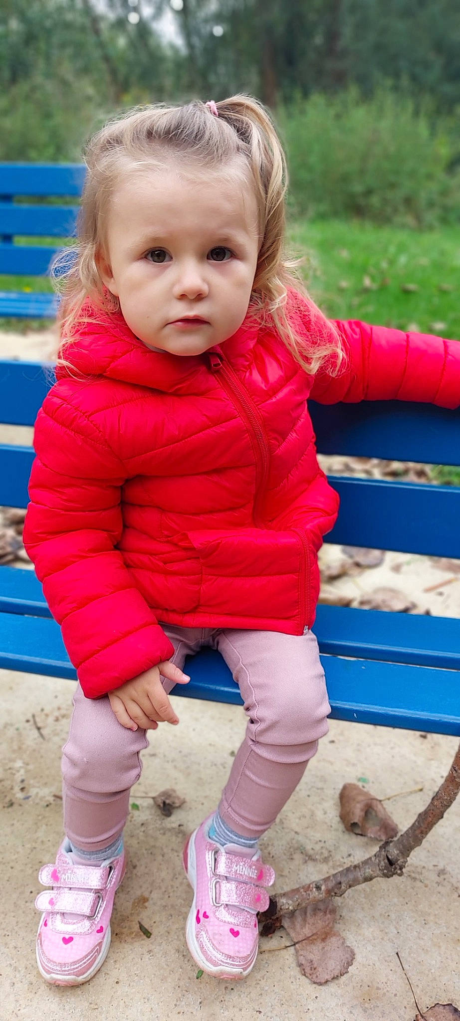 Emmy participe au concours pour gagner de l'argent avec cette photo : baby_toddler_clothing, beauty, blue, child, eye, face, fun, grass, hair, hairstyle, happy, head, jacket, leisure, person, photograph, pink, plant, recreation, sleeve