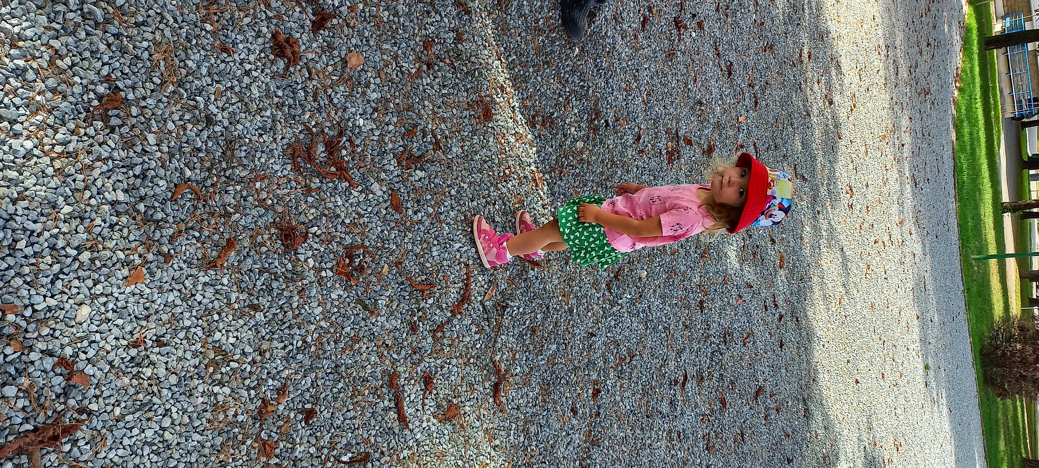 Emmy a rejoint le concours — aidez-le/la à gagner de superbes lots ! asphalt, child, concrete, fun, grass, headwear, human_body, human_leg, leg, leisure, pattern, people_in_nature, person, recreation, road_surface, sand, shadow, sidewalk, soil, toddler