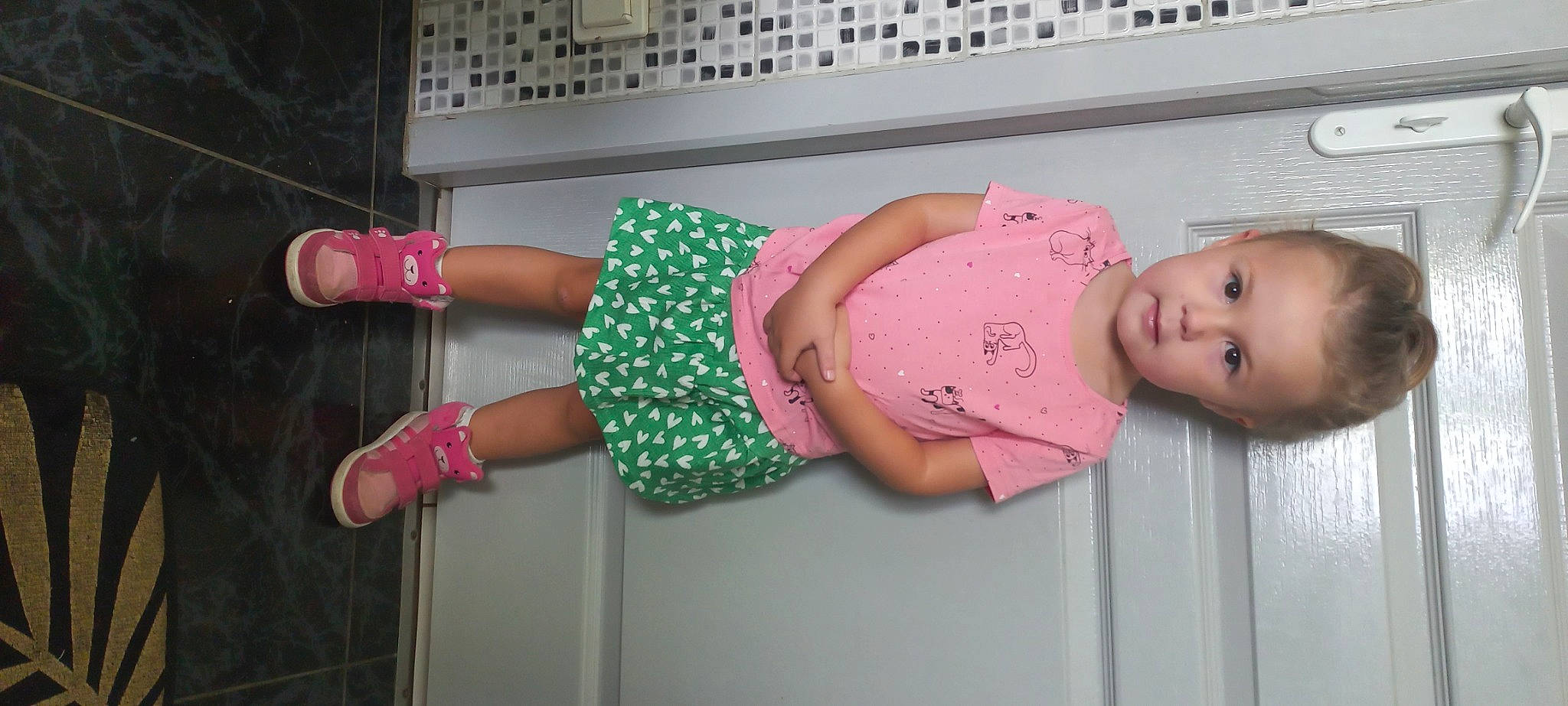 Emmy a rejoint le concours — aidez-le/la à gagner de superbes lots ! arm, baby, baby_toddler_clothing, beauty, child, clothing, eyelash, fun, hand, hat, human_leg, joint, leg, magenta, pattern, person, pink, skin, thigh, toddler