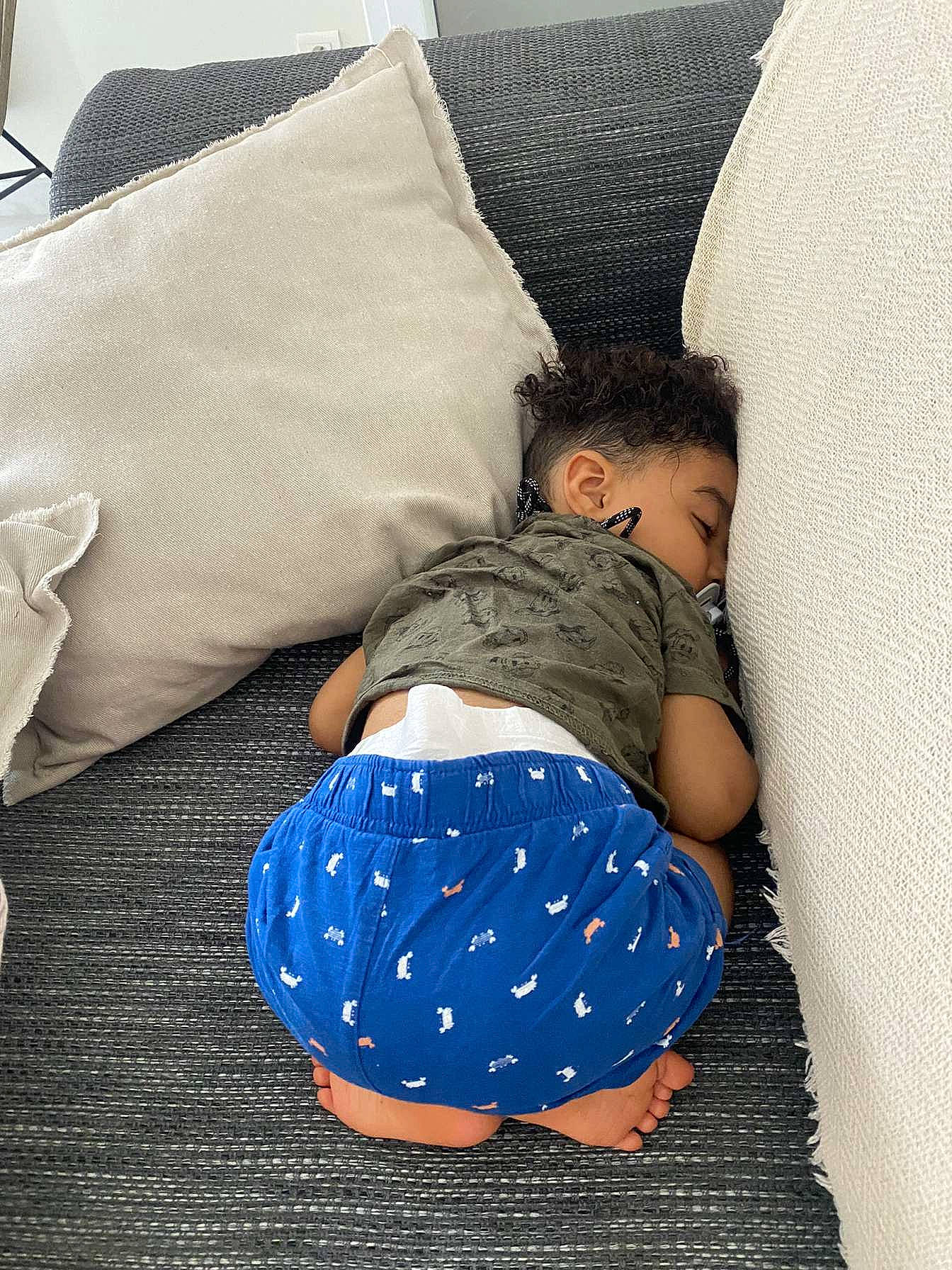 Mayron a rejoint le concours — aidez-le/la à gagner de superbes lots ! baby, baby_toddler_clothing, child, comfort, couch, elbow, electric_blue, flooring, human_body, human_leg, linens, pattern, person, pillow, sleeve, t_shirt, textile, thigh, toddler, trunk