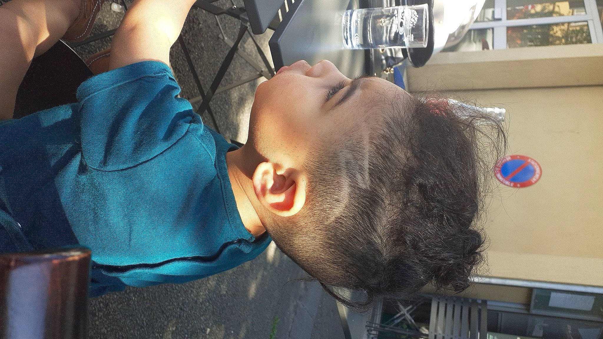 Mayron a rejoint le concours — aidez-le/la à gagner de superbes lots ! black_hair, child, cool, ear, elbow, eyelash, eyewear, forehead, fun, hairstyle, happy, jaw, mouth, neck, person, shoulder, t_shirt