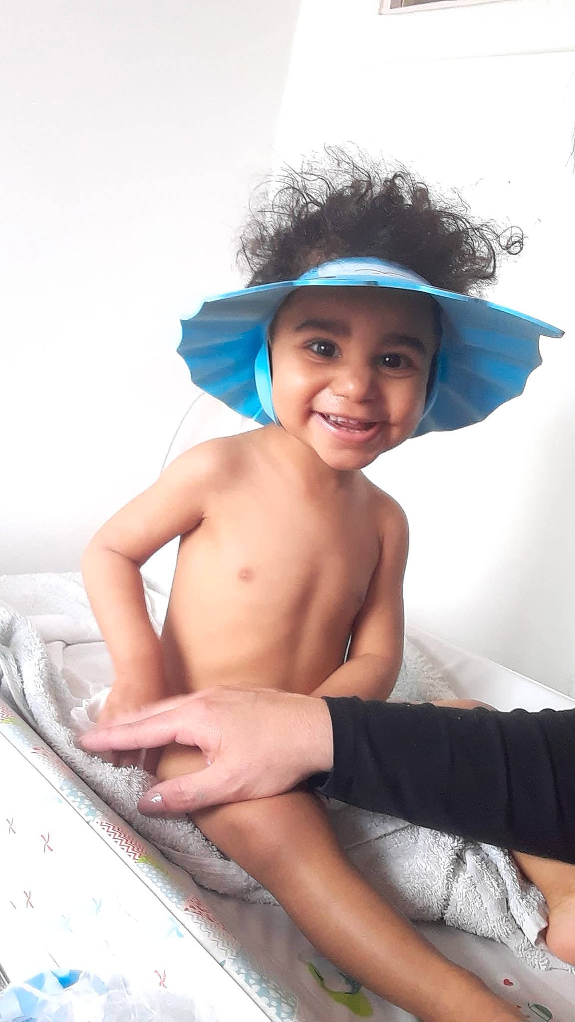Mayron participe au concours pour gagner de l'argent avec cette photo : chest, child, elbow, electric_blue, facial_expression, flash_photography, fun, hairstyle, happy, hat, headwear, human_leg, joy, knee, lip, person, shoulder, skin, smile, standing