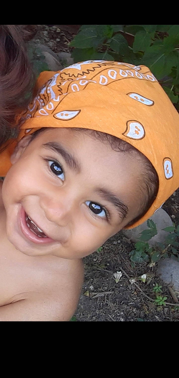 Mayron participe au concours pour gagner de l'argent avec cette photo : cap, cheek, child, chin, close_up, eyebrow, eyelash, flash_photography, forehead, fun, happy, headgear, headwear, joy, leisure, lip, nose, person, personal_protective_equipment, plant