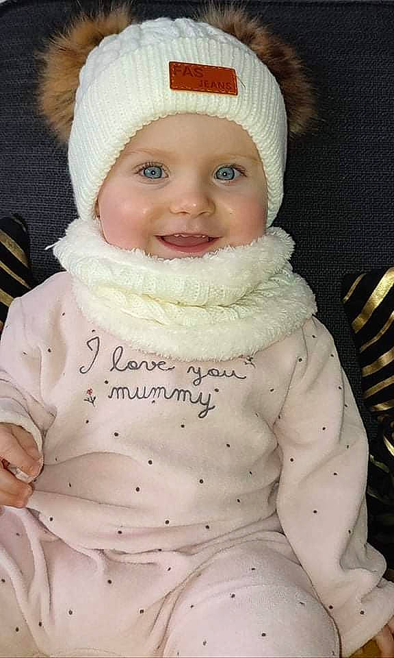 Jade a rejoint le concours — aidez-le/la à gagner de superbes lots ! baby_toddler_clothing, cap, cheek, eye, eyebrow, face, facial_expression, happy, head, headwear, human_body, jacket, joy, lip, nose, outerwear, person, photograph, skin, sleeve