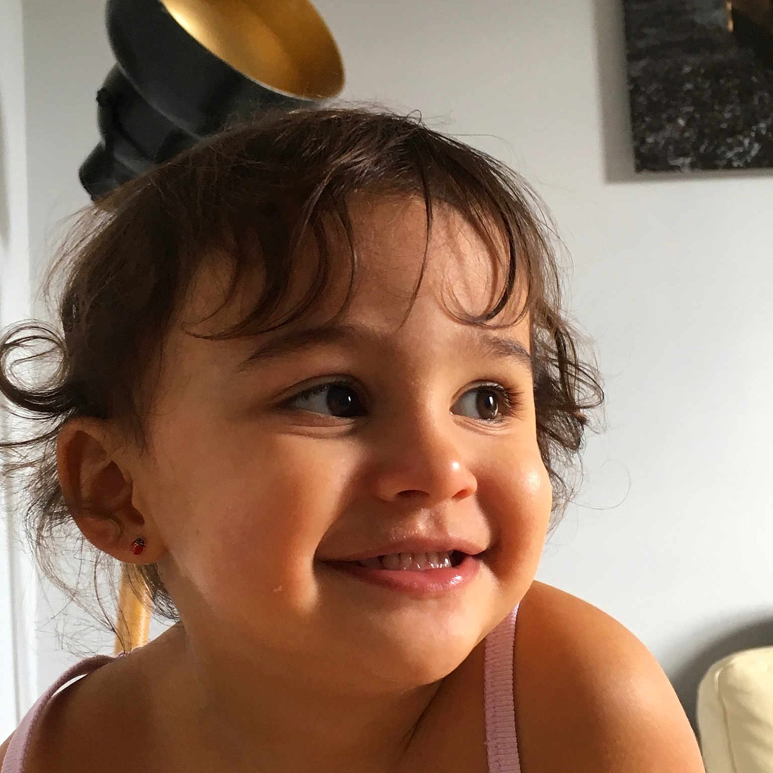 Levinie a rejoint le concours — aidez-le/la à gagner de superbes lots ! child, child_model, chin, ear, face, facial_expression, fashion_accessory, forehead, fun, hair, hair_accessory, hairstyle, hat, head, headgear, joy, lip, neck, person, skin