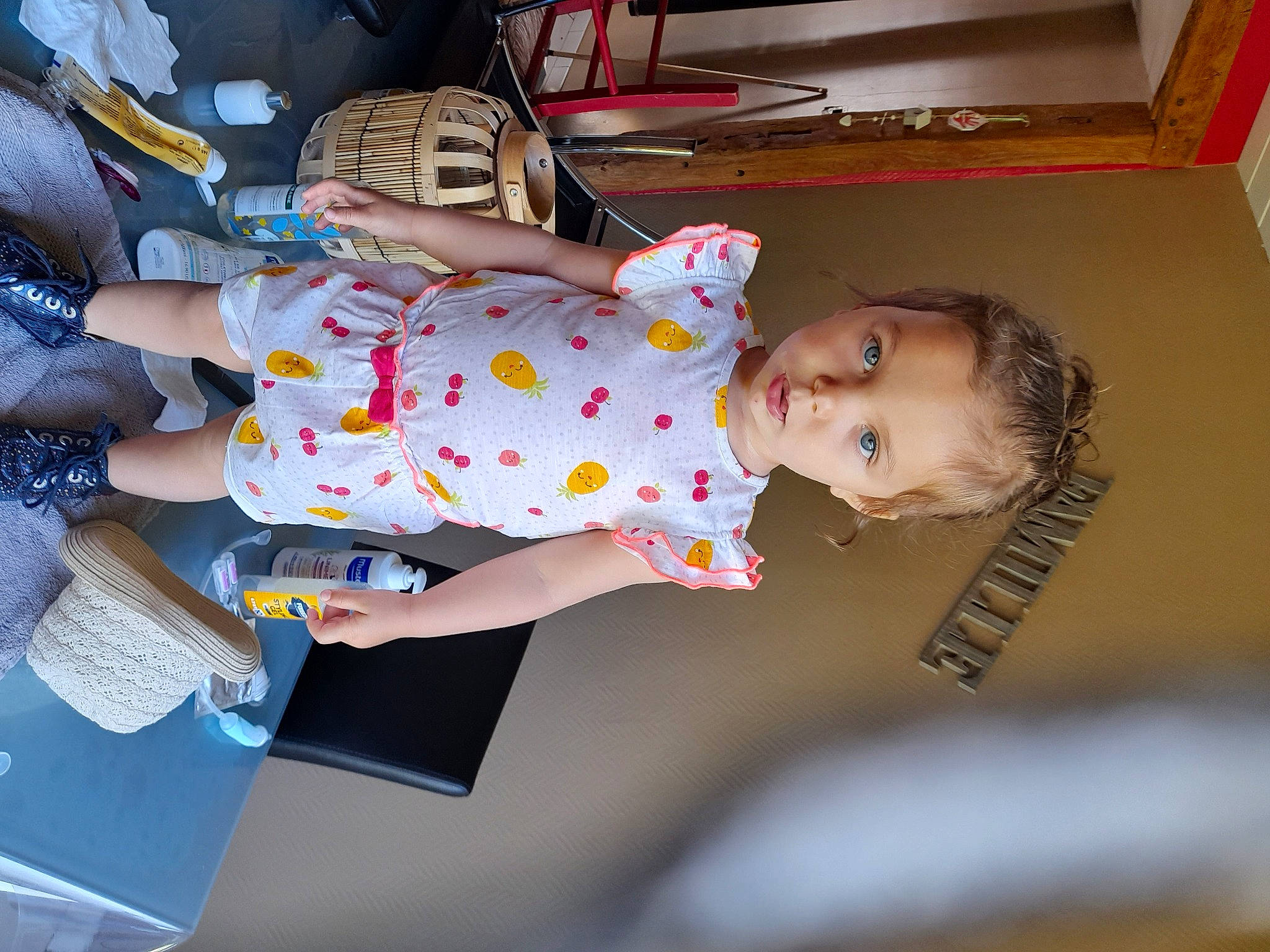 Lana? participe au concours pour gagner de l'argent avec cette photo : baby, baby_products, baby_toddler_clothing, chair, child, dress, fun, happy, human_leg, leisure, pattern, person, play, room, shelf, sitting, smile, t_shirt, thigh, toddler