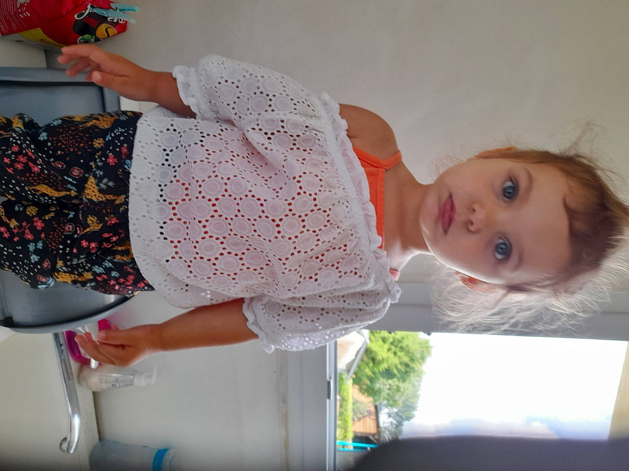 Lana? a rejoint le concours — aidez-le/la à gagner de superbes lots ! baby, baby_products, child, dress, fashion_accessory, fun, hairstyle, happy, joint, pattern, person, pink, product, room, shoulder, sitting, smile, textile, toddler, waist