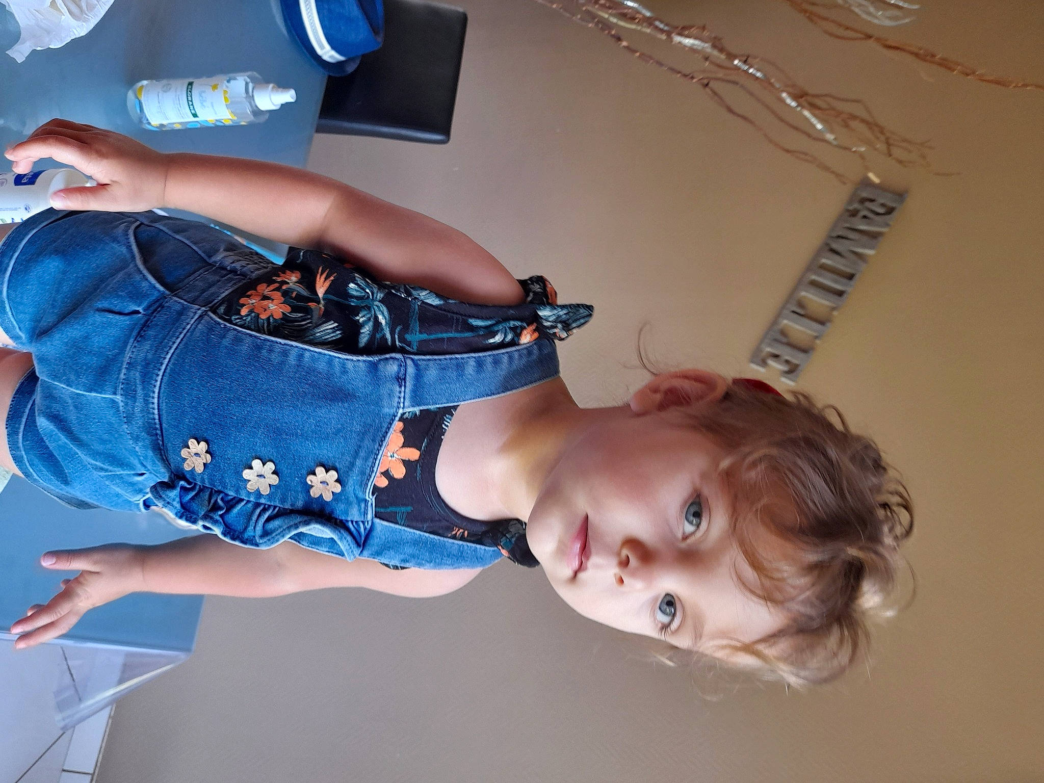 Lana? participe au concours pour gagner de l'argent avec cette photo : abdomen, baby, baby_toddler_clothing, ceiling, child, cool, denim, elbow, electric_blue, fun, happy, human_leg, jewellery, joint, mouth, pattern, person, room, toddler, trunk