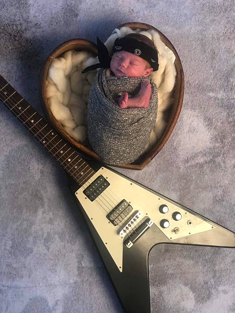 Maxence participe au concours pour gagner de l'argent avec cette photo : audio_equipment, beak, beard, fashion_accessory, flightless_bird, fur, grey, guitar, guitar_accessory, headwear, illustration, metal, moustache, music, musical_instrument, musical_instrument_accessory, person, personal_protective_equipment, plucked_string_instruments, string_instrument