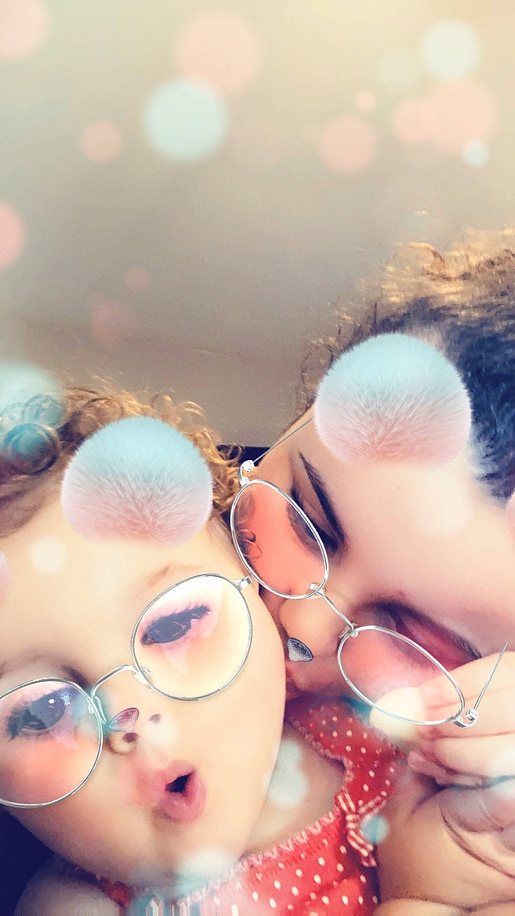 Marylou a rejoint le concours — aidez-le/la à gagner de superbes lots ! chin, ear, eye_glass_accessory, eyebrow, eyelash, eyewear, forehead, gesture, glasses, goggles, hair, hairstyle, happy, jaw, lip, nose, person, photograph, skin, sunlight