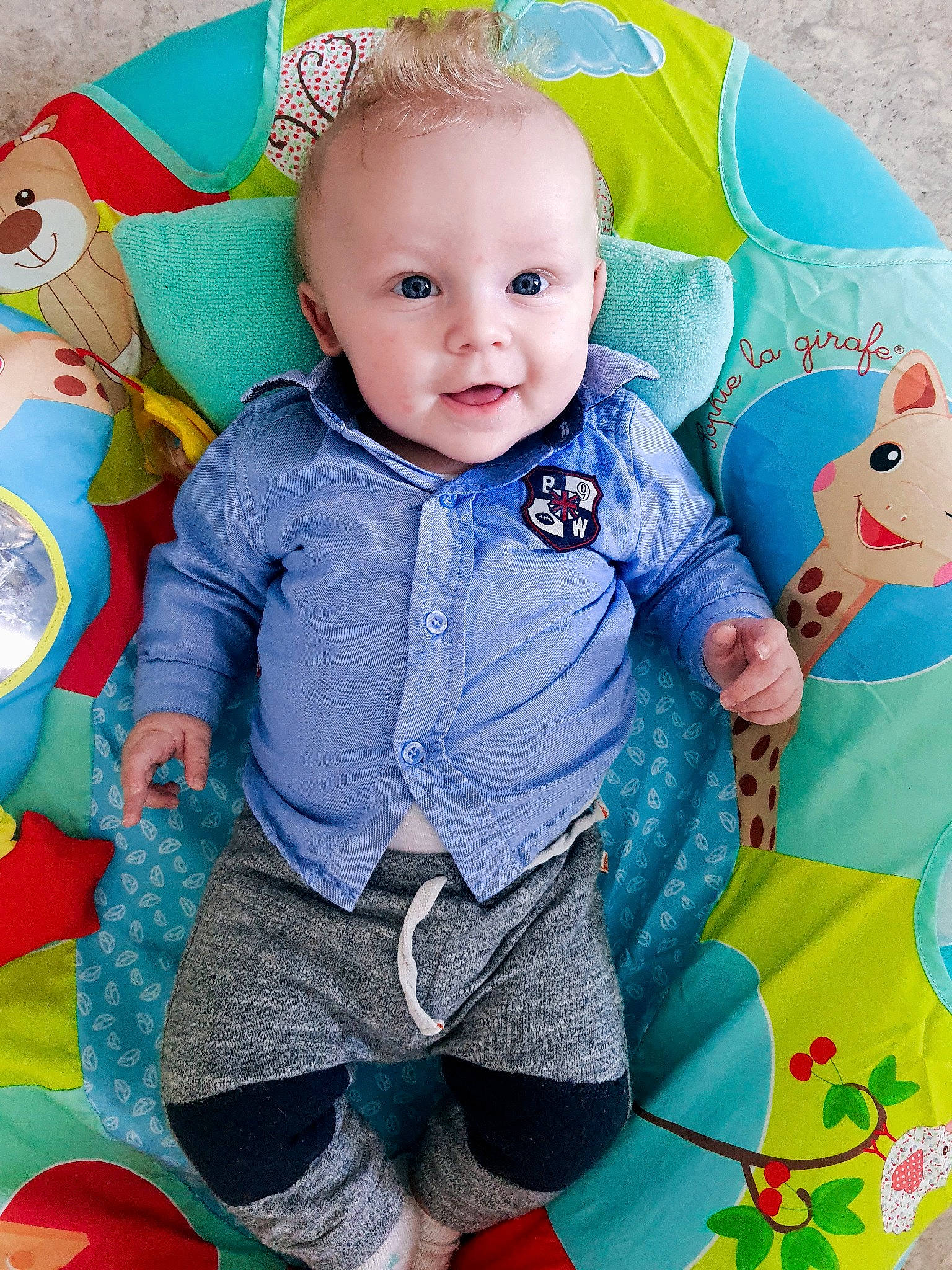 Ezio a rejoint le concours — aidez-le/la à gagner de superbes lots ! aqua, arm, azure, baby, baby_playing_with_toys, baby_toddler_clothing, blue, cheek, eye, facial_expression, green, happy, orange, organ, person, pink, skin, sleeve, smile, textile