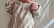 ëlio a rejoint le concours — aidez-le/la à gagner de superbes lots ! newborn, baby, infant, sleeping, hat, pajamas, blanket, soft, cozy, cute, peaceful, child, person, portrait, indoors, resting, small_hands, face, white_background, comfortable