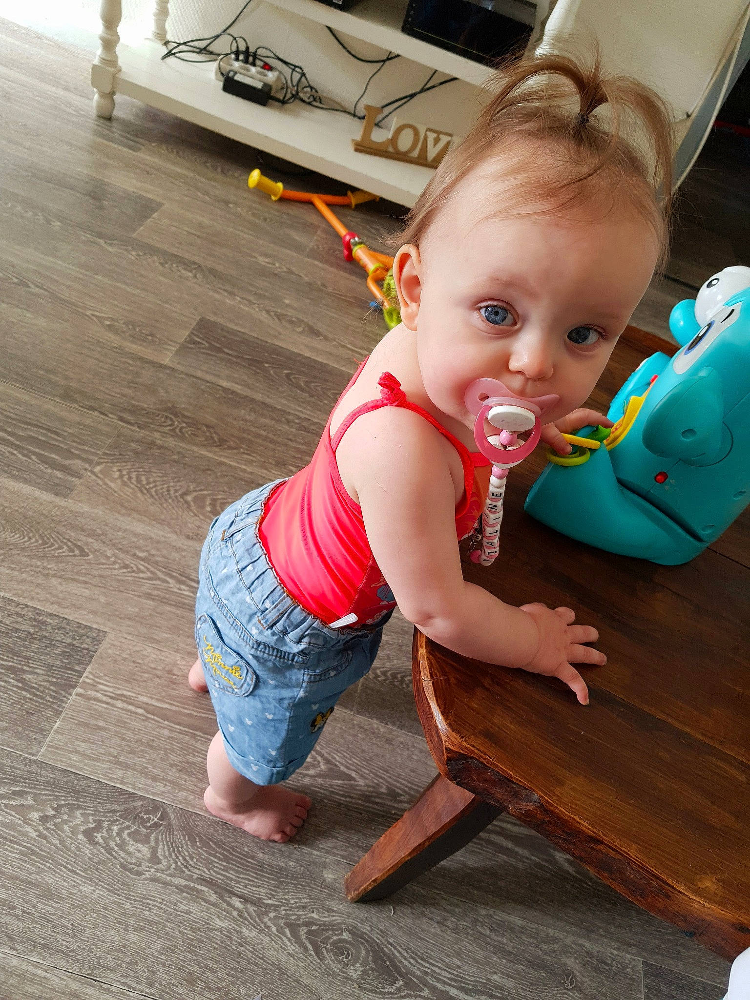 Yzaline participe au concours pour gagner de l'argent avec cette photo : baby, child, crawling, curious, floor, flooring, fun, leg, person, play, sitting, skin, smile, toddler, wood