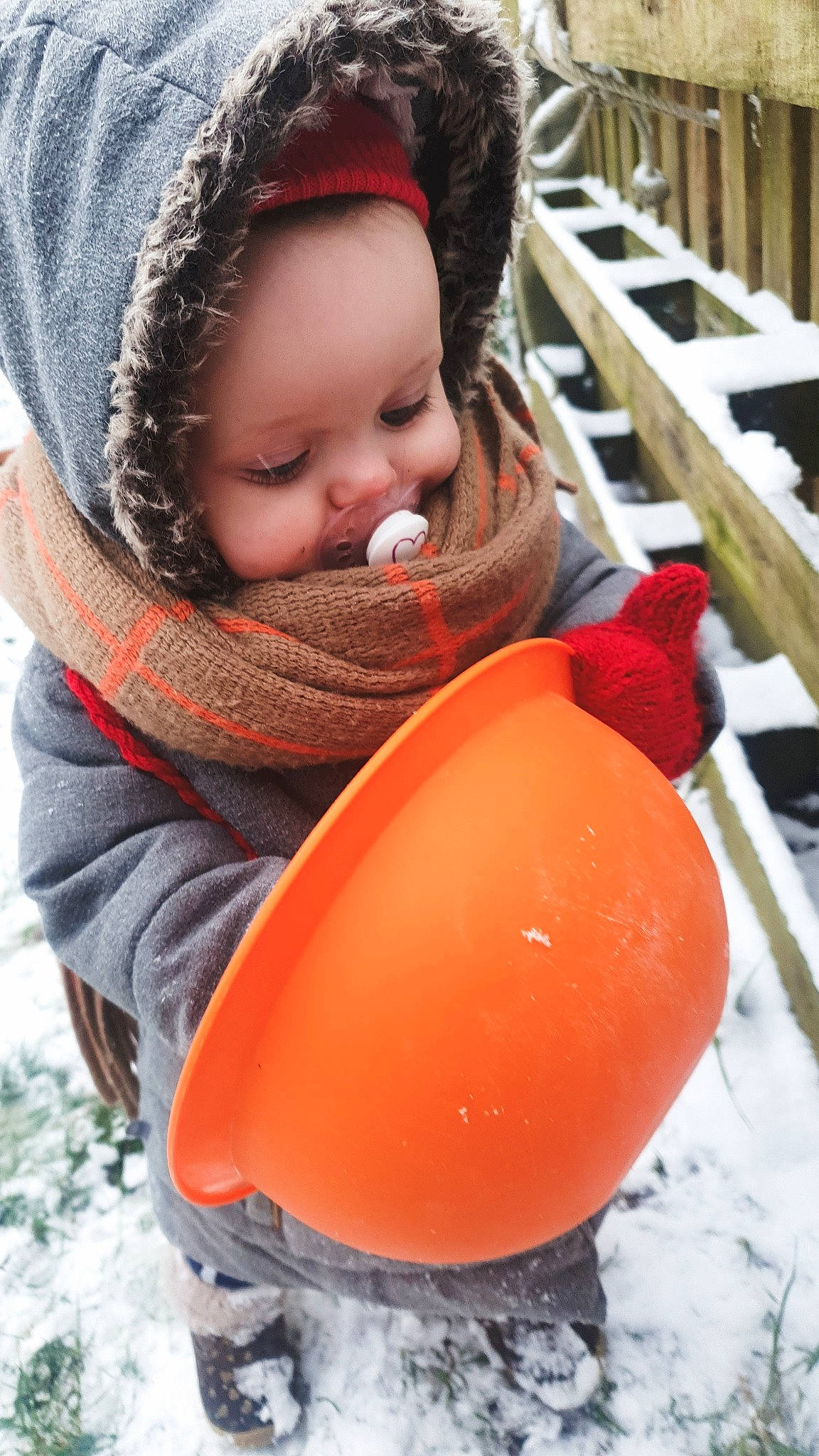 Yzaline a rejoint le concours — aidez-le/la à gagner de superbes lots ! baby_toddler_clothing, cap, cheek, child, eye, face, freezing, fun, happy, head, headgear, jacket, nose, orange, organ, person, red, snow, toddler, tree