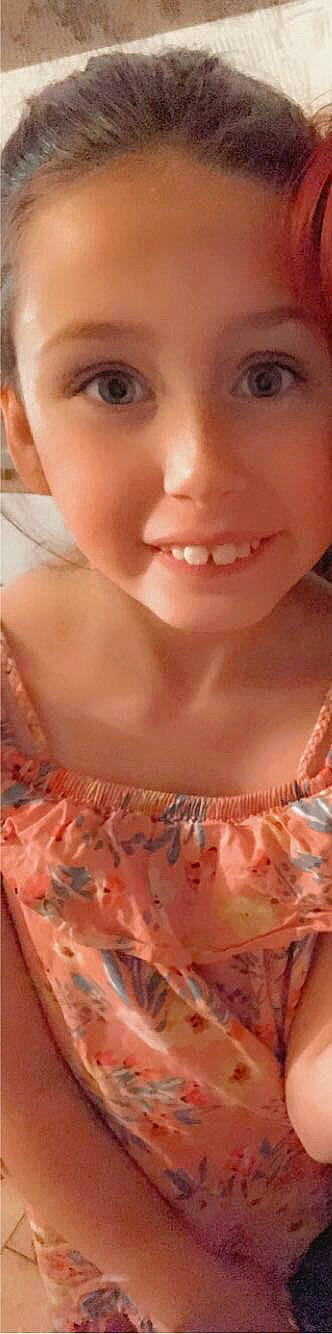 Léna participe au concours pour gagner de l'argent avec cette photo : beauty, brown_hair, cheek, chin, close_up, eye, eyebrow, eyelash, face, facial_expression, hair, jaw, joy, lip, mouth, neck, nose, peach, person, pink