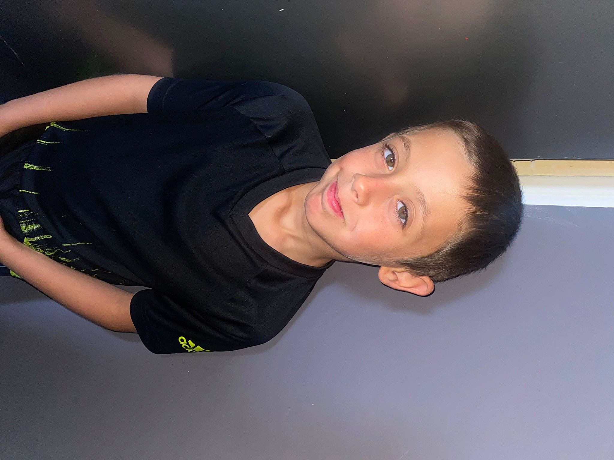 Lorenzo a rejoint le concours — aidez-le/la à gagner de superbes lots ! arm, elbow, flash_photography, fun, happy, joint, joy, person, sleeve, smile