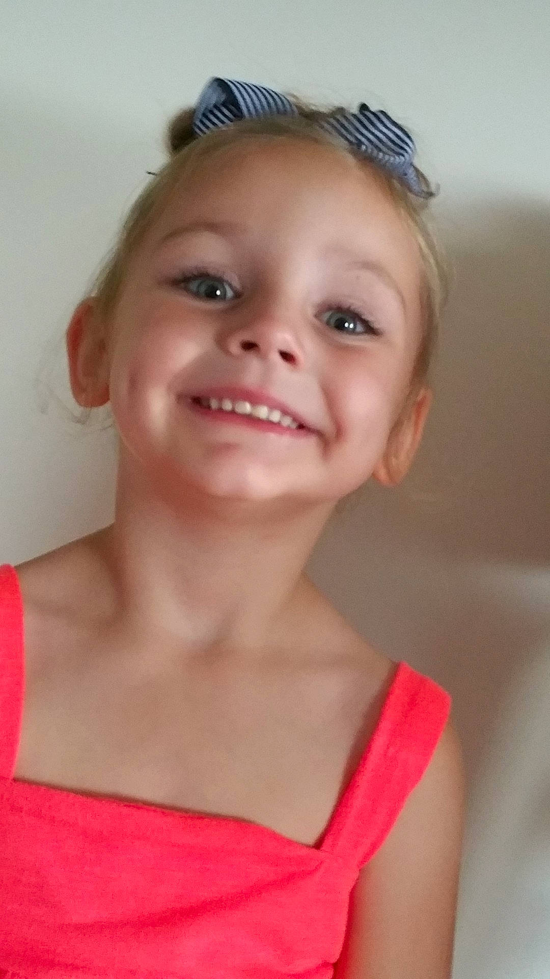 Lianna a rejoint le concours — aidez-le/la à gagner de superbes lots ! beauty, cheek, child, child_model, chin, ear, eyebrow, face, forehead, girl, hair_accessory, human_hair_color, joy, lip, nose, person, pink, shoulder, skin, smile