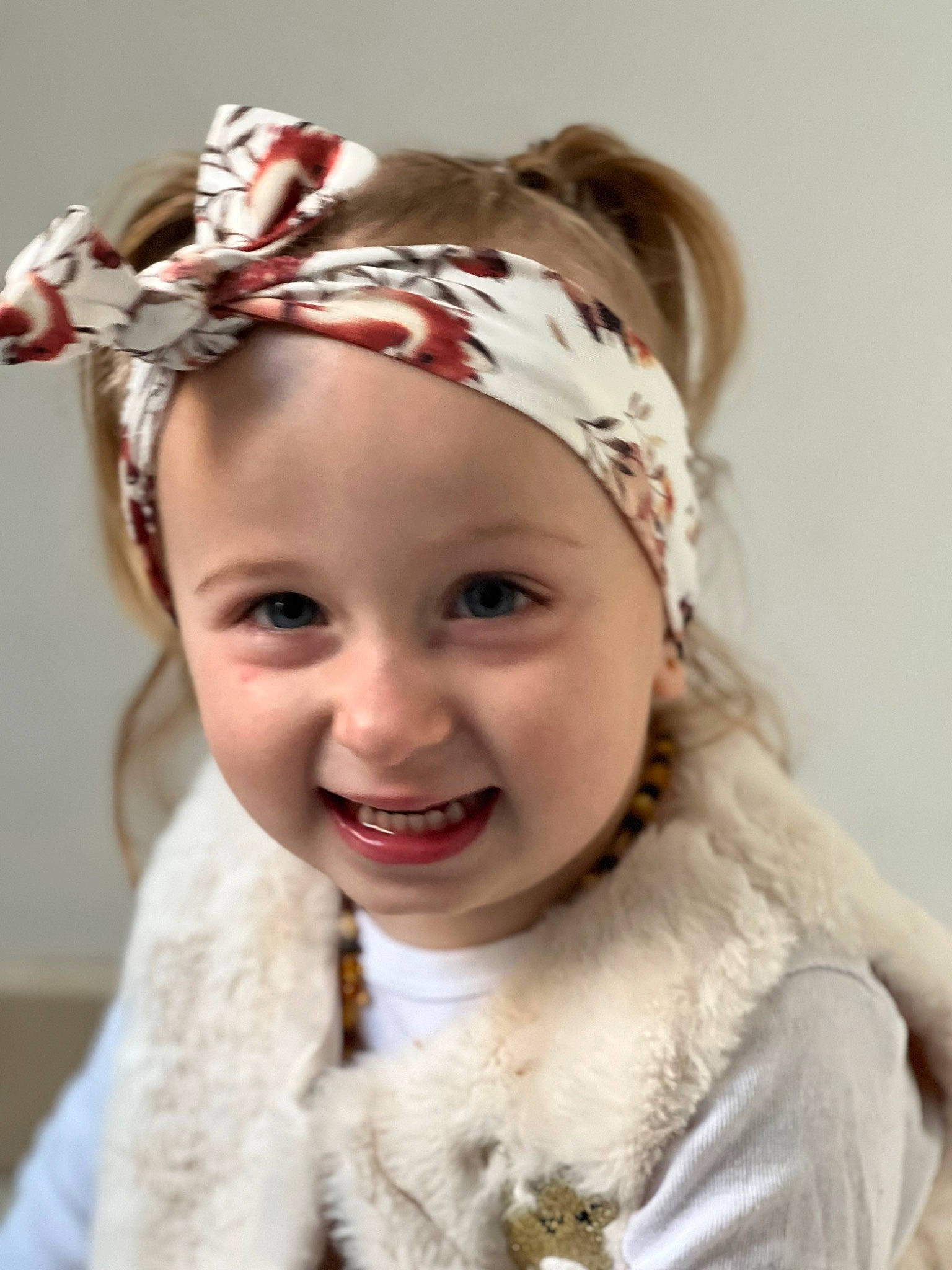 Lyana participe au concours pour gagner de l'argent avec cette photo : bridal_accessory, cap, costume_hat, event, eyelash, face, fashion_accessory, fashion_design, fun, fur, fur_clothing, hair_accessory, happy, head, headband, headgear, headpiece, headwear, jewellery, joy