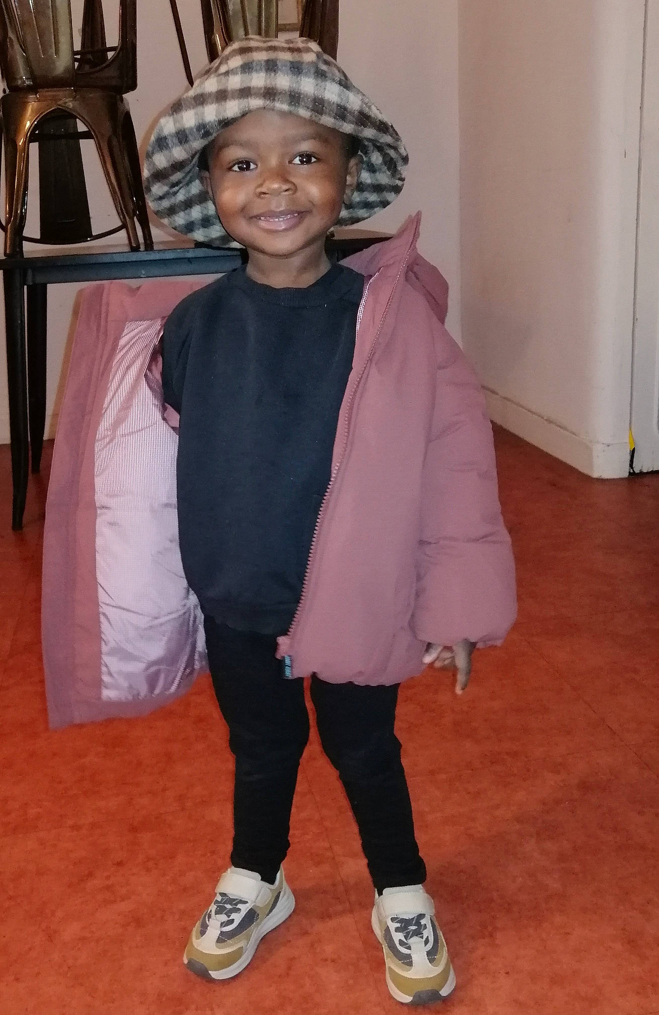 Lyam participe au concours pour gagner de l'argent avec cette photo : active_pants, athletic_shoe, bonnet, child_model, costume_accessory, fashion_design, floor, flooring, headwear, joy, outdoor_shoe, person, running_shoe, sneakers, sweatpant, textile, walking_shoe