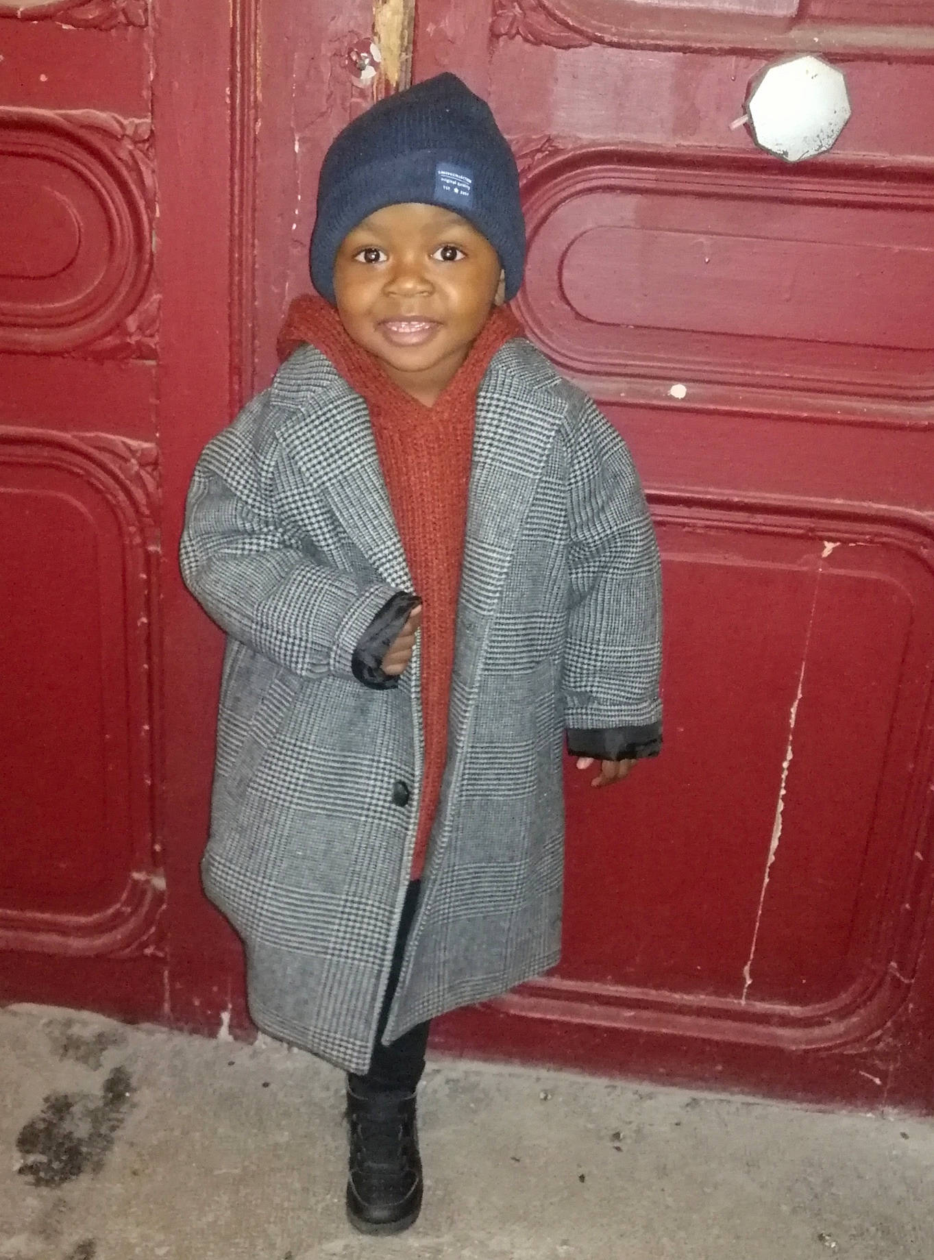 Lyam a rejoint le concours — aidez-le/la à gagner de superbes lots ! beanie, bonnet, boot, headgear, headwear, joy, knit_cap, maroon, overcoat, person, shawl, standing, street_fashion, winter, wool, woolen