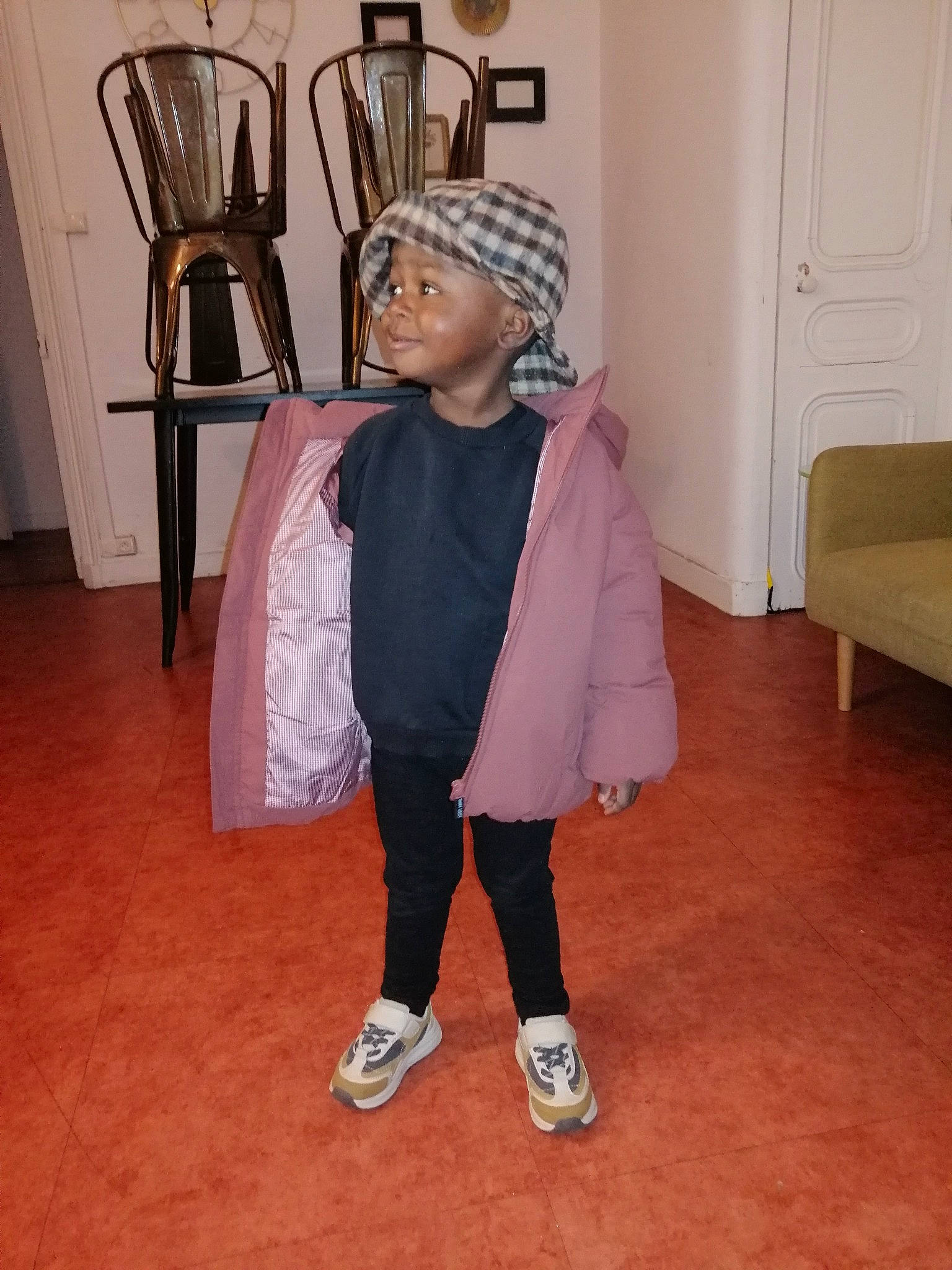 Lyam a rejoint le concours — aidez-le/la à gagner de superbes lots ! baby_toddler_clothing, door, floor, flooring, headwear, hood, laminate_flooring, person, scarf, sneakers, walking_shoe, windsor_chair, wood_flooring