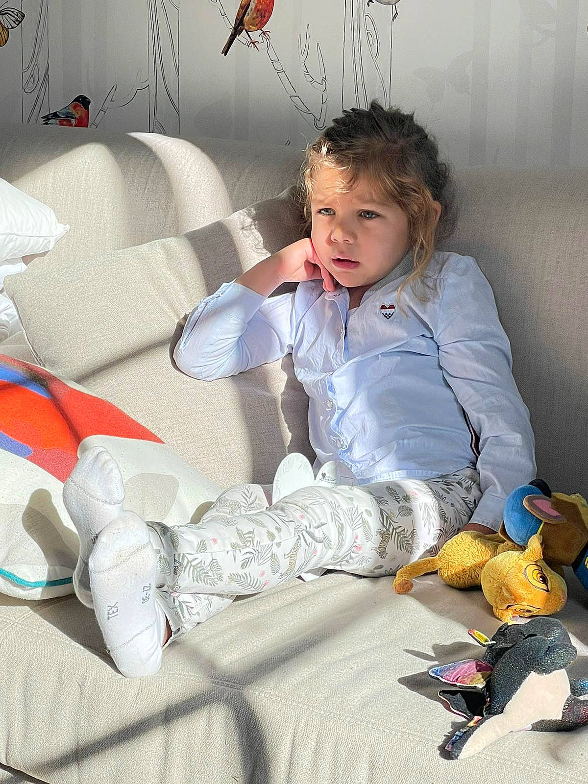 Léa a rejoint le concours — aidez-le/la à gagner de superbes lots ! baby, baby_products, baby_sleeping, baby_toddler_clothing, baby_toys, child, comfort, flooring, fun, happy, knee, lap, linens, person, play, room, sitting, sock, stuffed_toy, textile