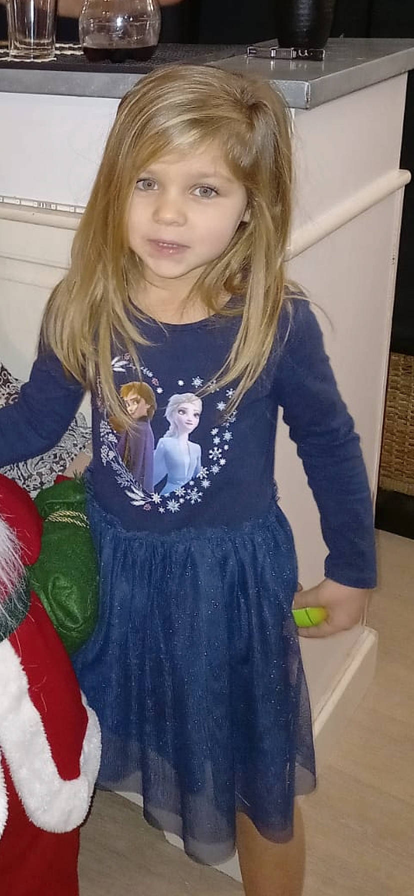 Léa participe au concours pour gagner de l'argent avec cette photo : arm, child, clothing, cool, electric_blue, hair, hairstyle, head, human_body, iris, long_hair, long_sleeved_t_shirt, neck, organ, outerwear, person, shoulder, sleeve, street_fashion, t_shirt