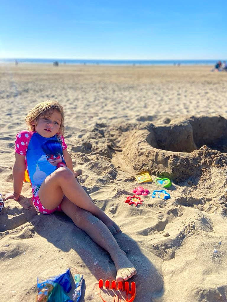 Léa participe au concours pour gagner de l'argent avec cette photo : beach, blue, electric_blue, fun, happy, hat, horizon, human_leg, landscape, leisure, natural_environment, people_in_nature, people_on_beach, person, photograph, recreation, sand, sky, summer, thigh