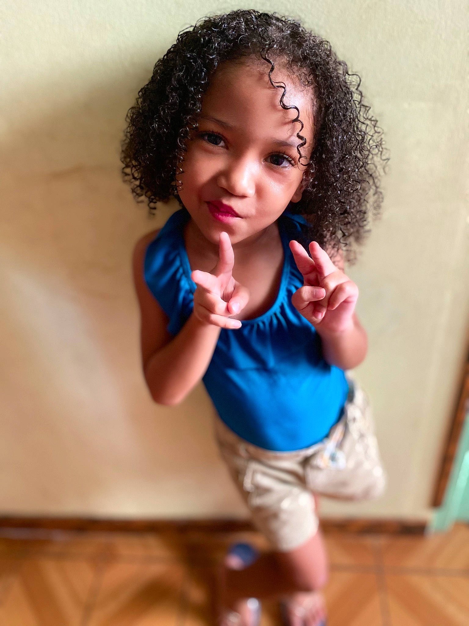 Séléna participe au concours pour gagner de l'argent avec cette photo : arm, chin, face, facial_expression, finger, flash_photography, gesture, hair, hairstyle, happy, head, human, jheri_curl, lip, nose, person, shoulder, skin, sleeve, standing