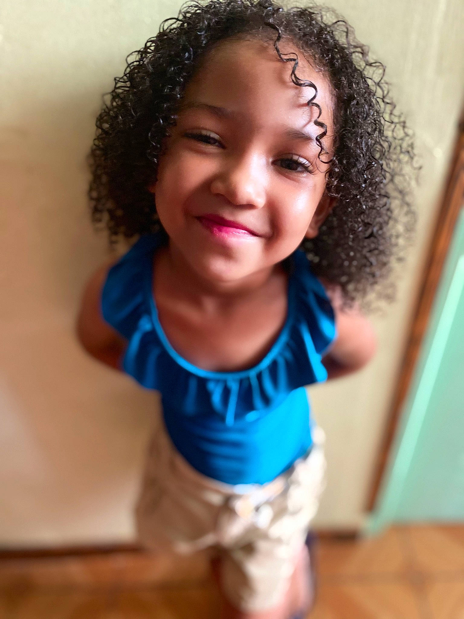 Séléna participe au concours pour gagner de l'argent avec cette photo : afro, black_hair, cheek, chin, eye, eyebrow, eyelash, forehead, hair, hairstyle, happy, head, jheri_curl, joy, lip, neck, nose, organ, person, shoulder