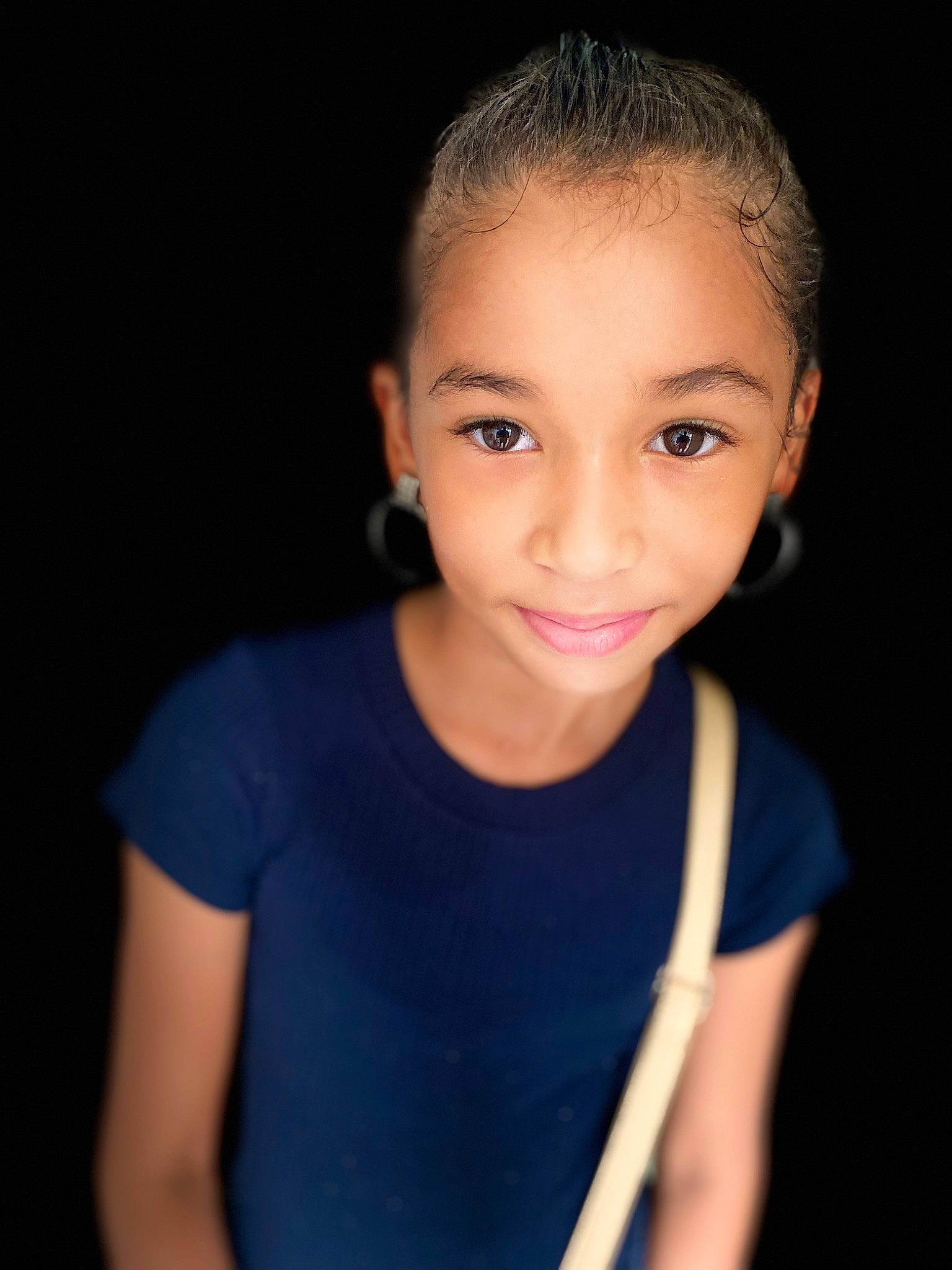 Anne a rejoint le concours — aidez-le/la à gagner de superbes lots ! black_hair, cheek, chin, elbow, electric_blue, eye, eyebrow, eyelash, flash_photography, gesture, hair, happy, iris, jaw, joy, lip, nose, person, skin, sleeve