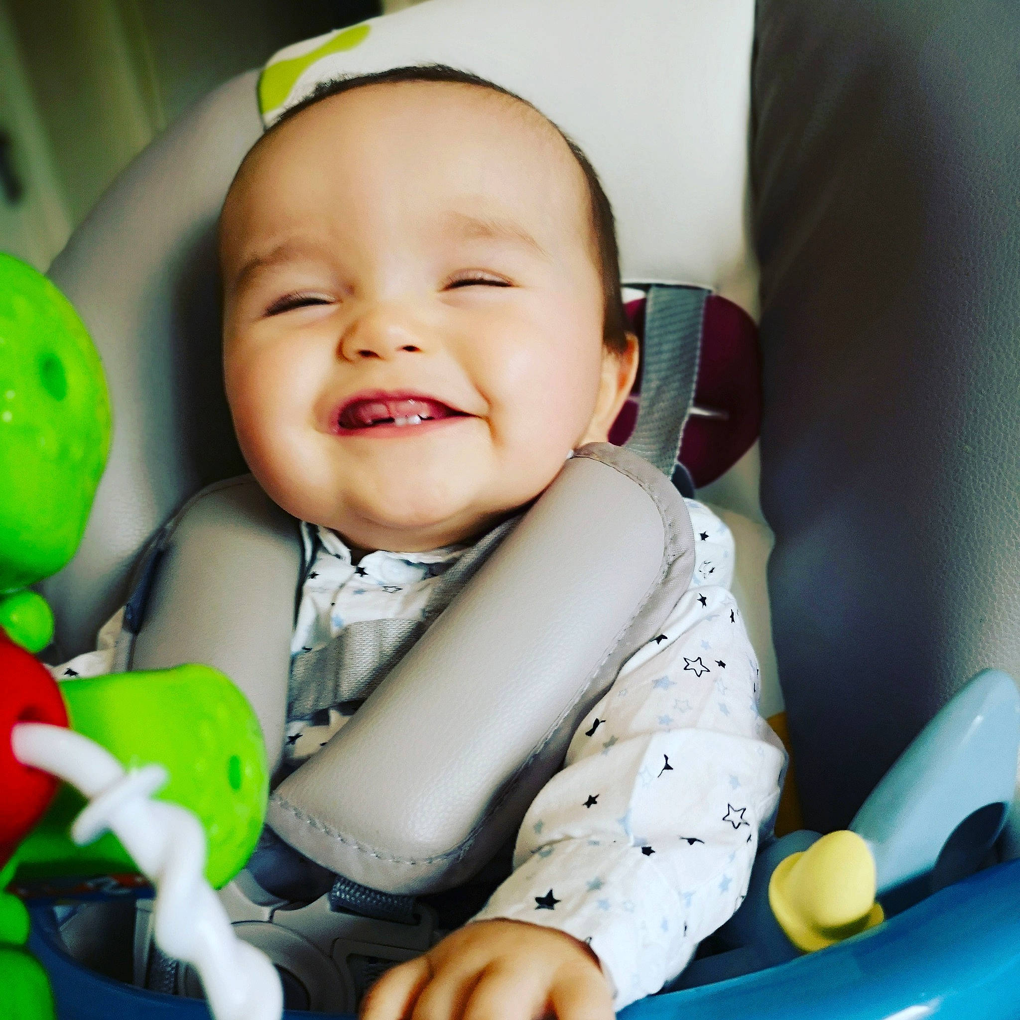 Ezekiel a rejoint le concours — aidez-le/la à gagner de superbes lots ! baby, baby_in_car_seat, baby_laughing, baby_products, cheek, child, ear, facial_expression, happy, joy, laugh, person, play, product, sitting, skin, smile, toddler