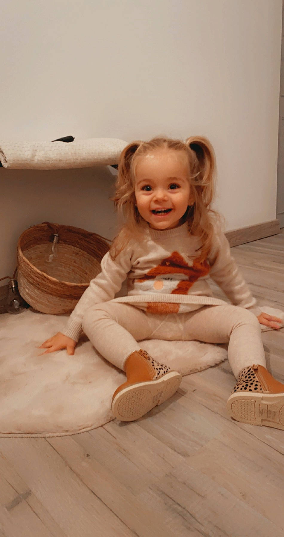 Judith a rejoint le concours — aidez-le/la à gagner de superbes lots ! baby, child, floor, flooring, joy, leg, person, sitting, toddler