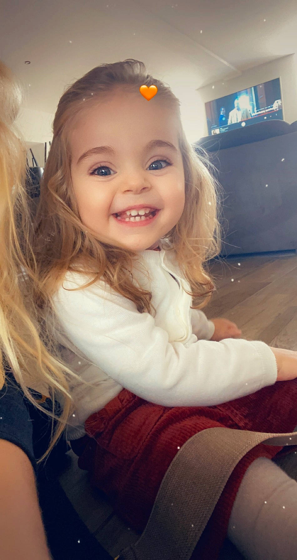 Judith participe au concours pour gagner de l'argent avec cette photo : beauty, blond, cheek, child, child_model, eye, face, facial_expression, fun, hair, hairstyle, happy, head, iris, joy, lip, long_hair, person, sitting, skin