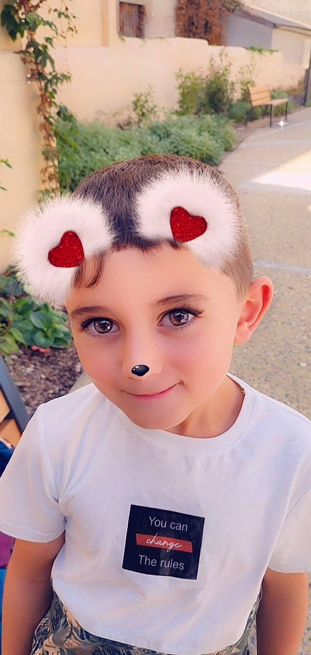 Erwan a rejoint le concours — aidez-le/la à gagner de superbes lots ! cap, eye, eyebrow, eyelash, fawn, grass, hair, happy, headband, headgear, iris, joy, lip, mouth, neck, nose, person, personal_protective_equipment, plant, street_fashion