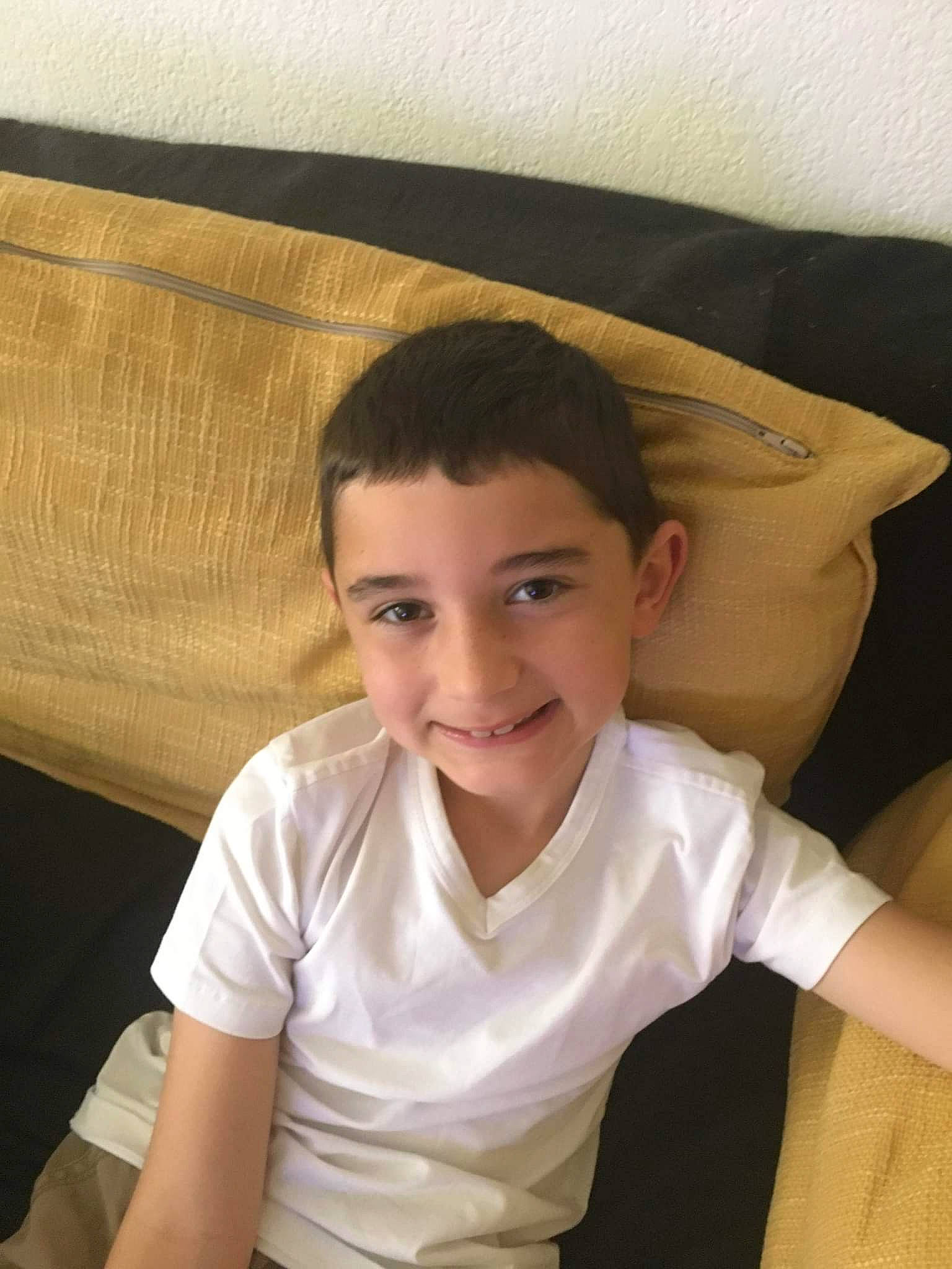 Erwan a rejoint le concours — aidez-le/la à gagner de superbes lots ! arm, chin, comfort, eye, eyebrow, flash_photography, gesture, hair, hairstyle, hand, happy, human_body, jaw, joy, lip, mouth, neck, person, skin, sleeve