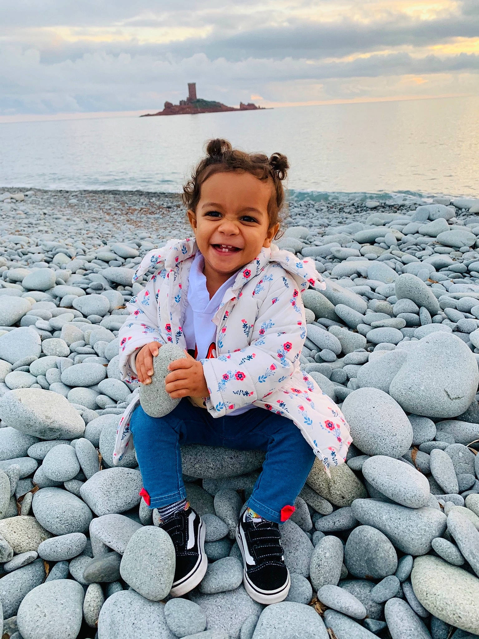 Tyana a rejoint le concours — aidez-le/la à gagner de superbes lots ! azure, body_of_water, cloud, eye, flash_photography, footwear, fun, happy, human, joy, leisure, morning, natural_environment, people_in_nature, person, photograph, sky, smile, toddler, travel