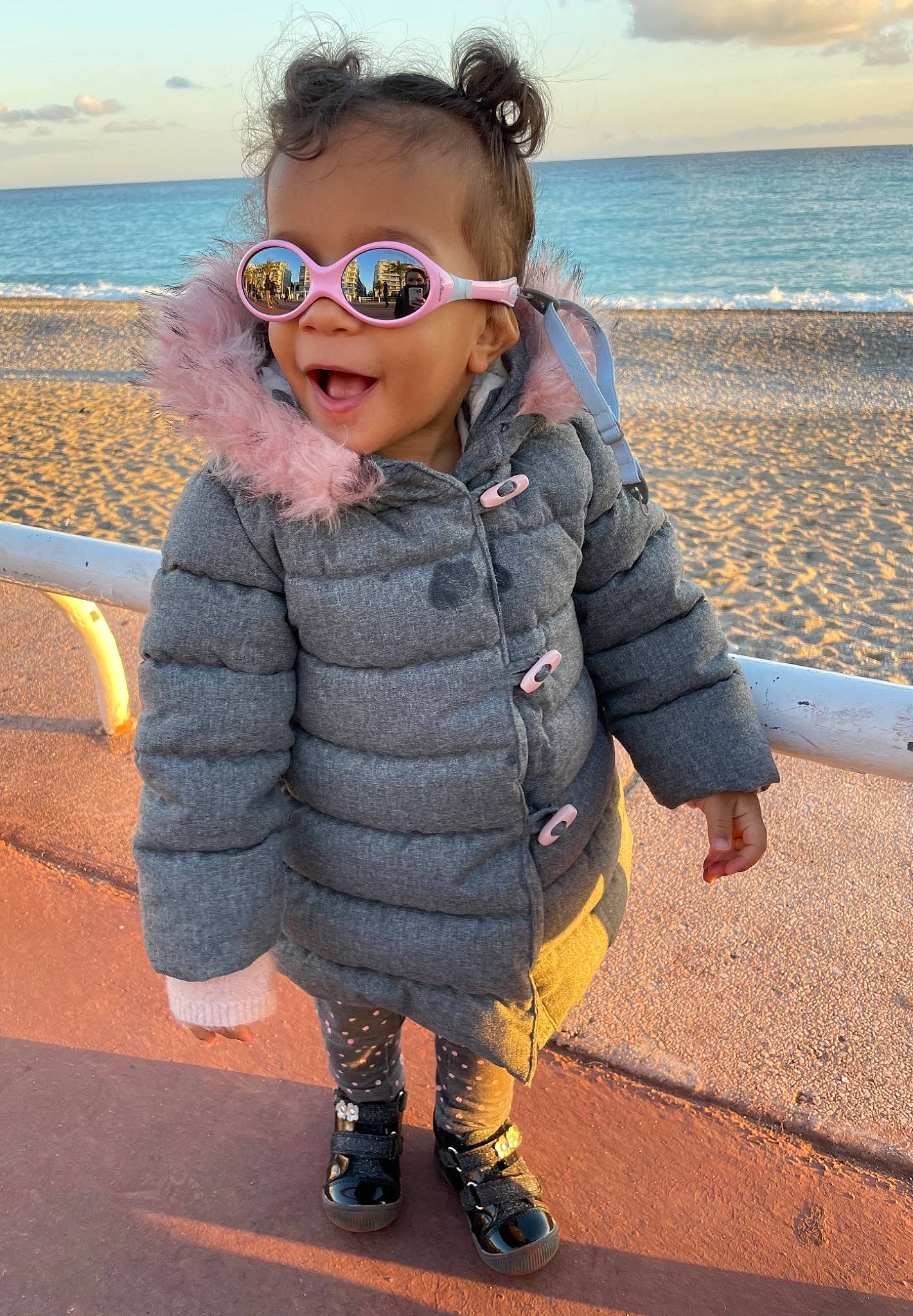 Tyana a rejoint le concours — aidez-le/la à gagner de superbes lots ! baby_toddler_clothing, beach, cool, eyewear, face, fun, goggles, happy, head, jacket, leisure, person, personal_protective_equipment, recreation, sky, sleeve, sunglasses, toddler, travel, vision_care