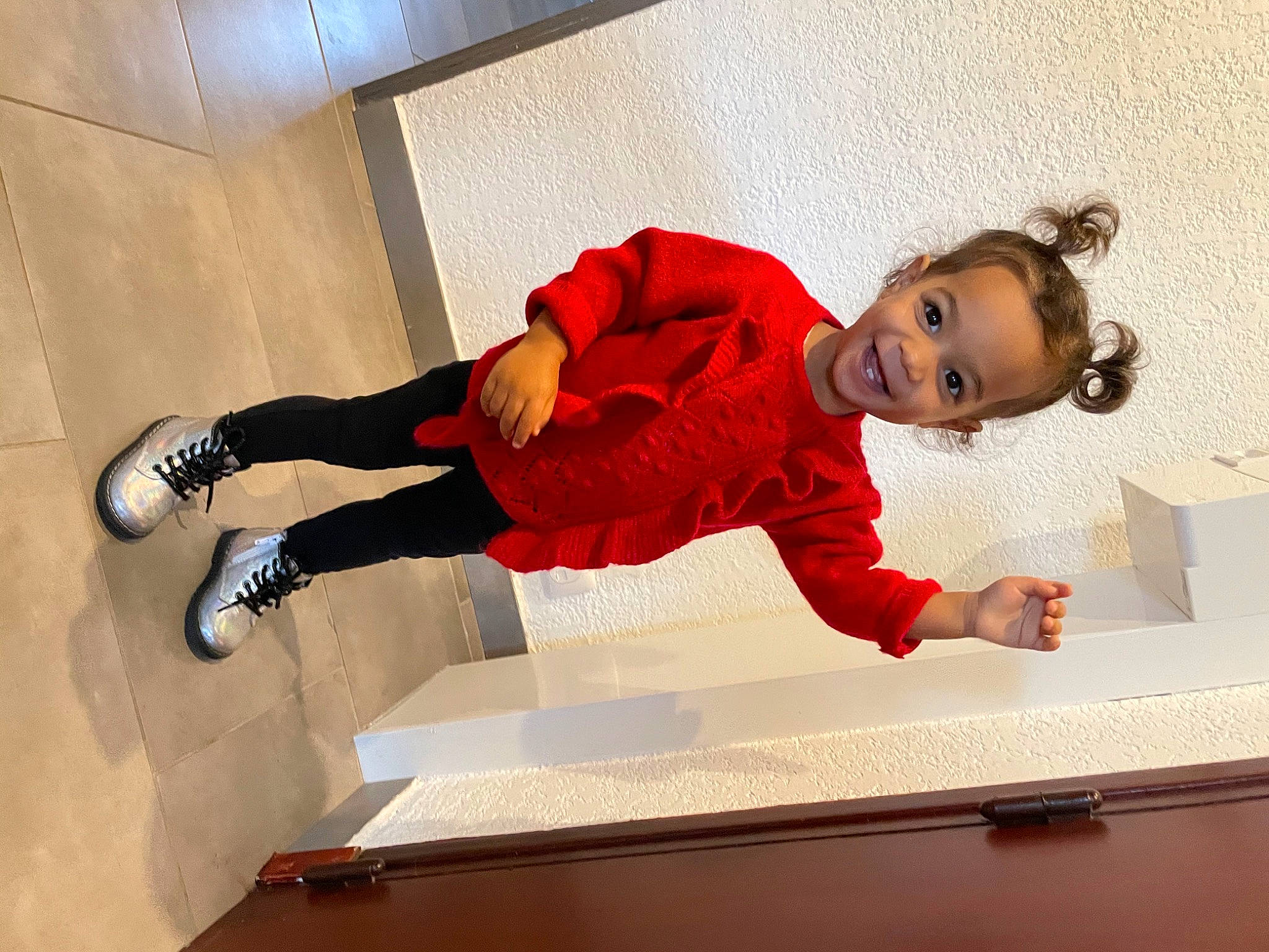 Tyana a rejoint le concours — aidez-le/la à gagner de superbes lots ! automotive_design, balance, boot, carmine, comfort, flooring, fun, human_leg, joy, knee, leisure, outdoor_shoe, person, room, sandal, sitting, sneakers, sock, sportswear, thigh