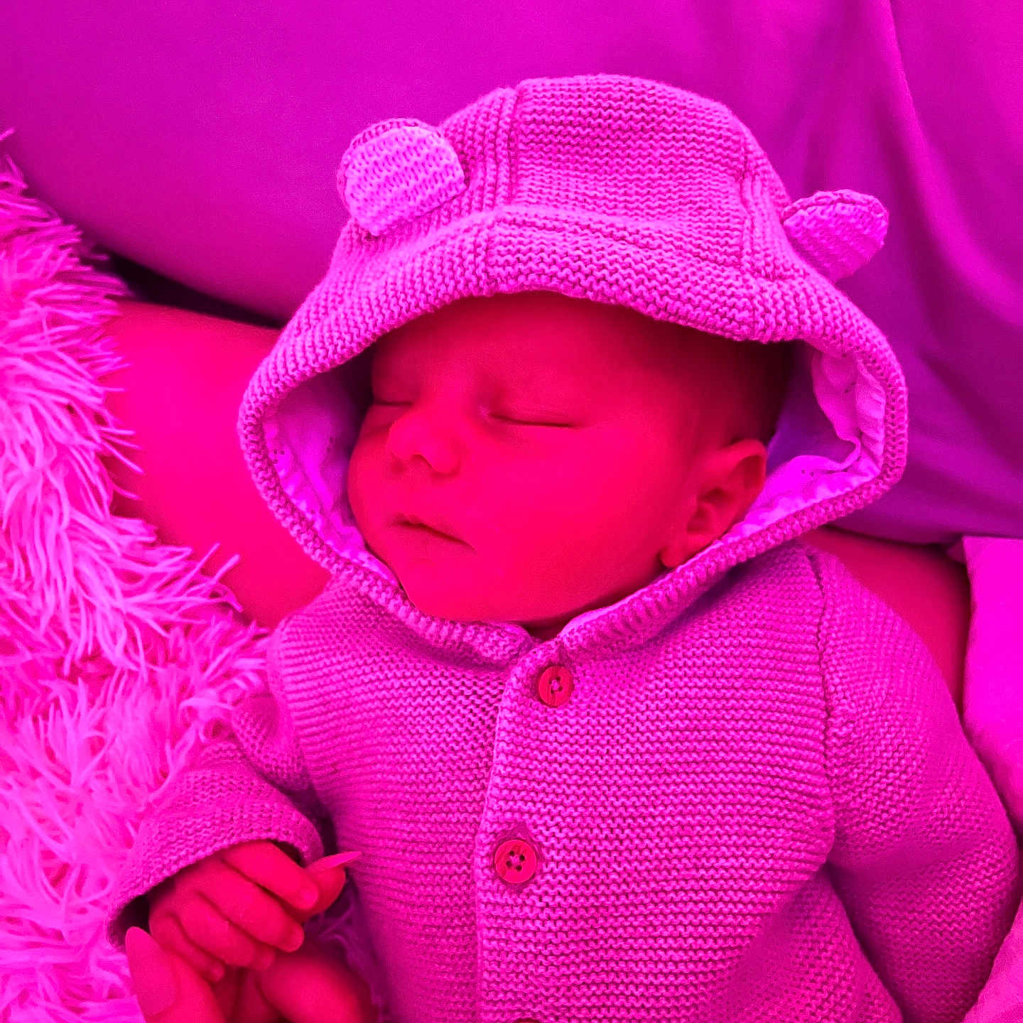 Ayden a rejoint le concours — aidez-le/la à gagner de superbes lots ! baby, bear_ears, child, close_up, cozy, cute, hand_holding, hoodie, indoor, infant, knitted, newborn, peaceful, person, pink_light, portrait, relaxation, sleeping, soft_texture, warm_clothing