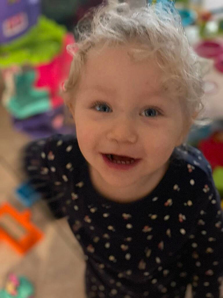 Emmy a rejoint le concours — aidez-le/la à gagner de superbes lots ! baby_toddler_clothing, cheek, child, chin, eye, eyebrow, face, fun, hair, happy, head, human_body, iris, lip, nose, person, skin, sleeve, smile, standing