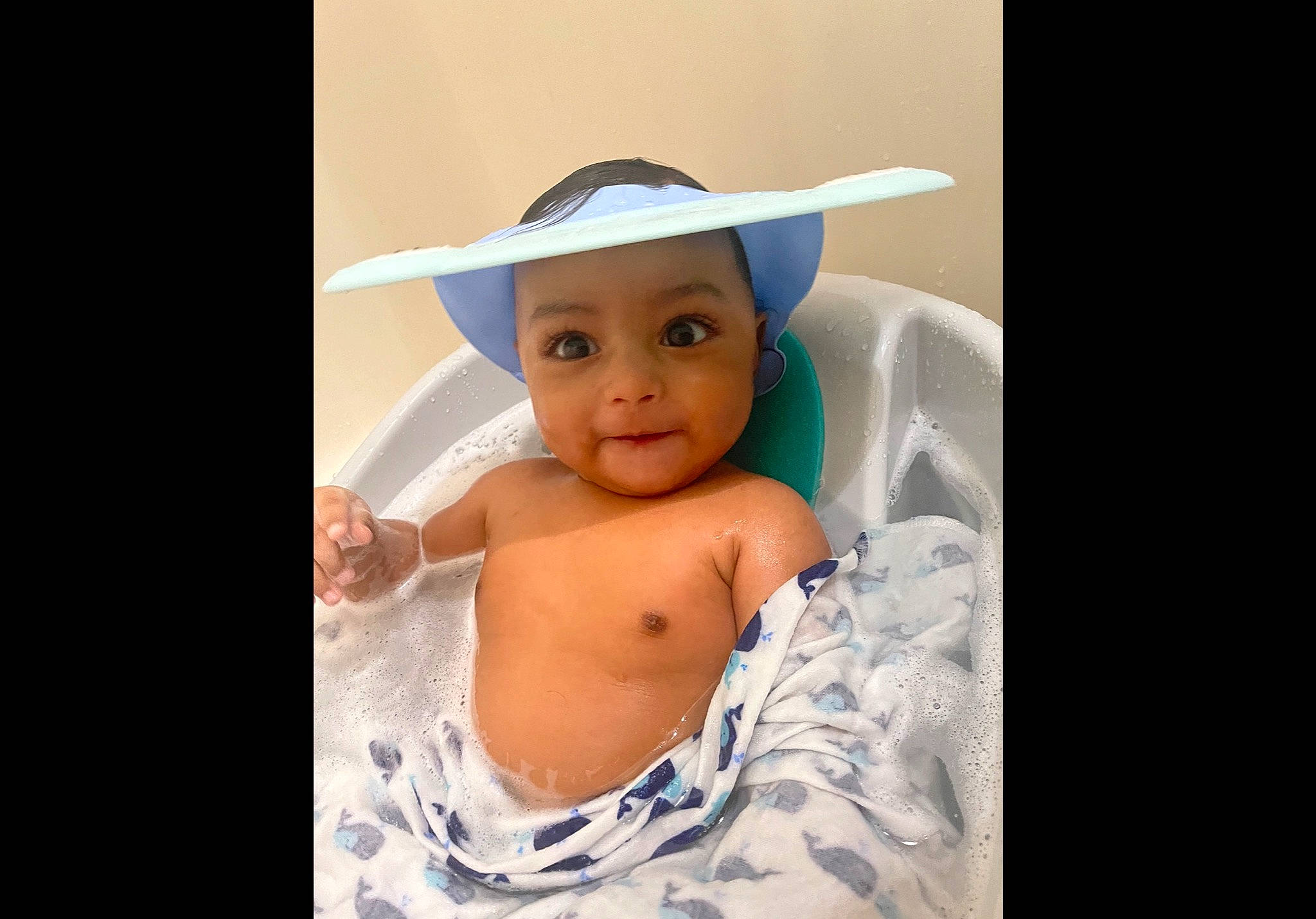 Vincent is registered to the contest to win money with this photo: arm, baby, baby_toddler_clothing, chin, ear, eyebrow, eyelash, flash_photography, gesture, happy, hat, headgear, iris, neck, nose, person, skin, sleeve, smile, sun_hat