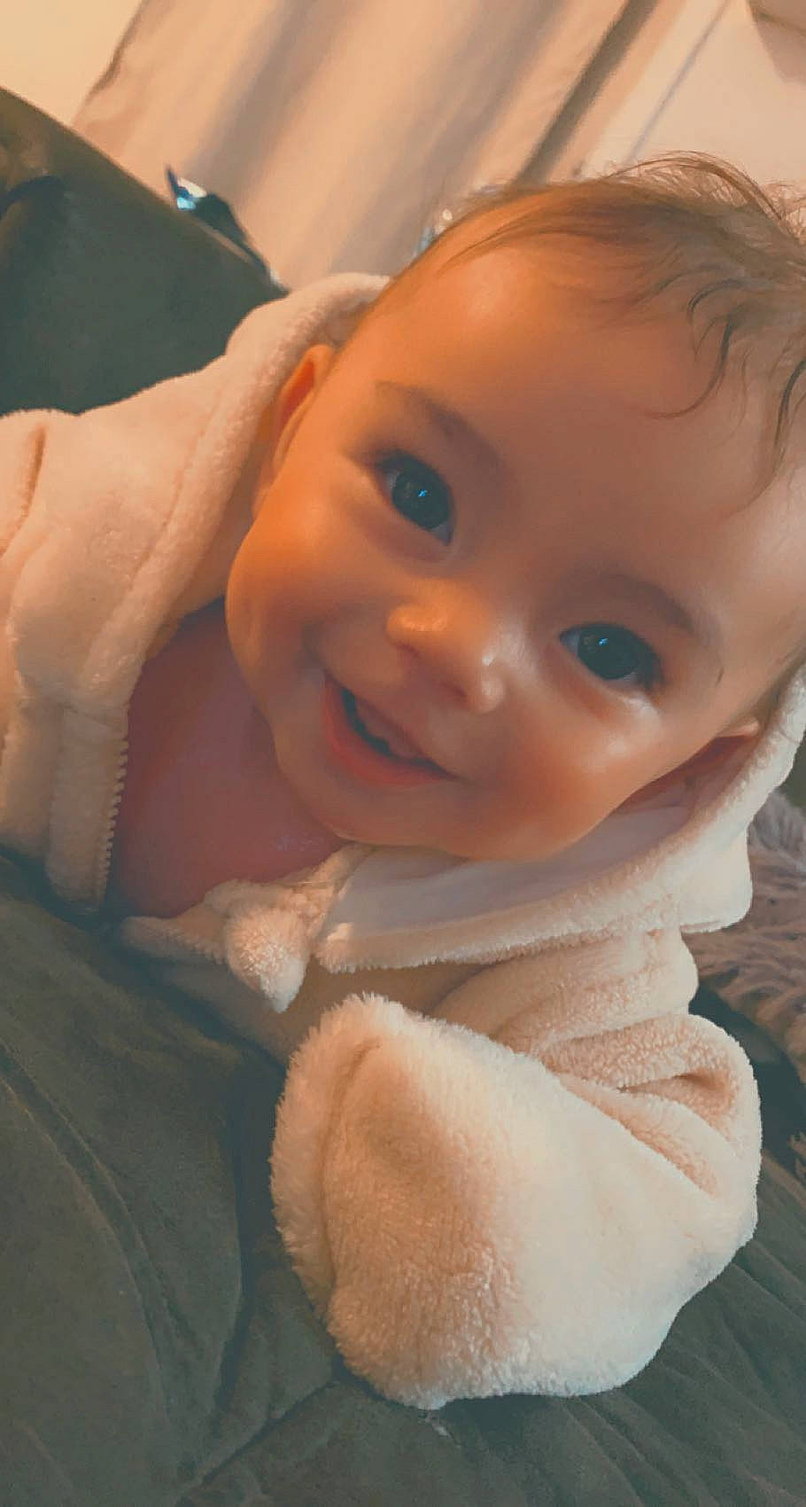 Rosalie a rejoint le concours — aidez-le/la à gagner de superbes lots ! arm, azure, cheek, chin, ear, eyelash, facial_expression, forehead, hand, joint, joy, lip, mammal, mouth, muscle, neck, nose, person, product, skin