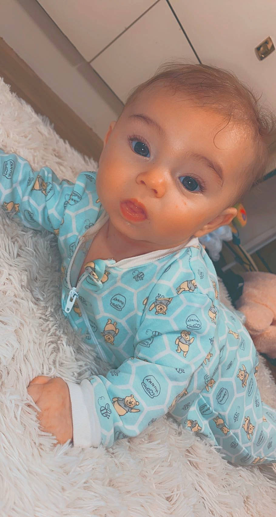 Rosalie a rejoint le concours — aidez-le/la à gagner de superbes lots ! baby_toddler_clothing, cheek, chin, doll, eye, eyelash, hair, head, human_body, iris, joint, lip, mouth, nose, person, pink, skin, sleeve, surprise, textile